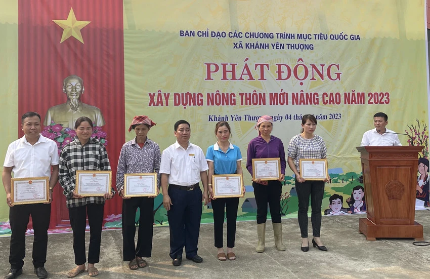 Khen thưởng các gia đình tham gia hiến đất làm đường.