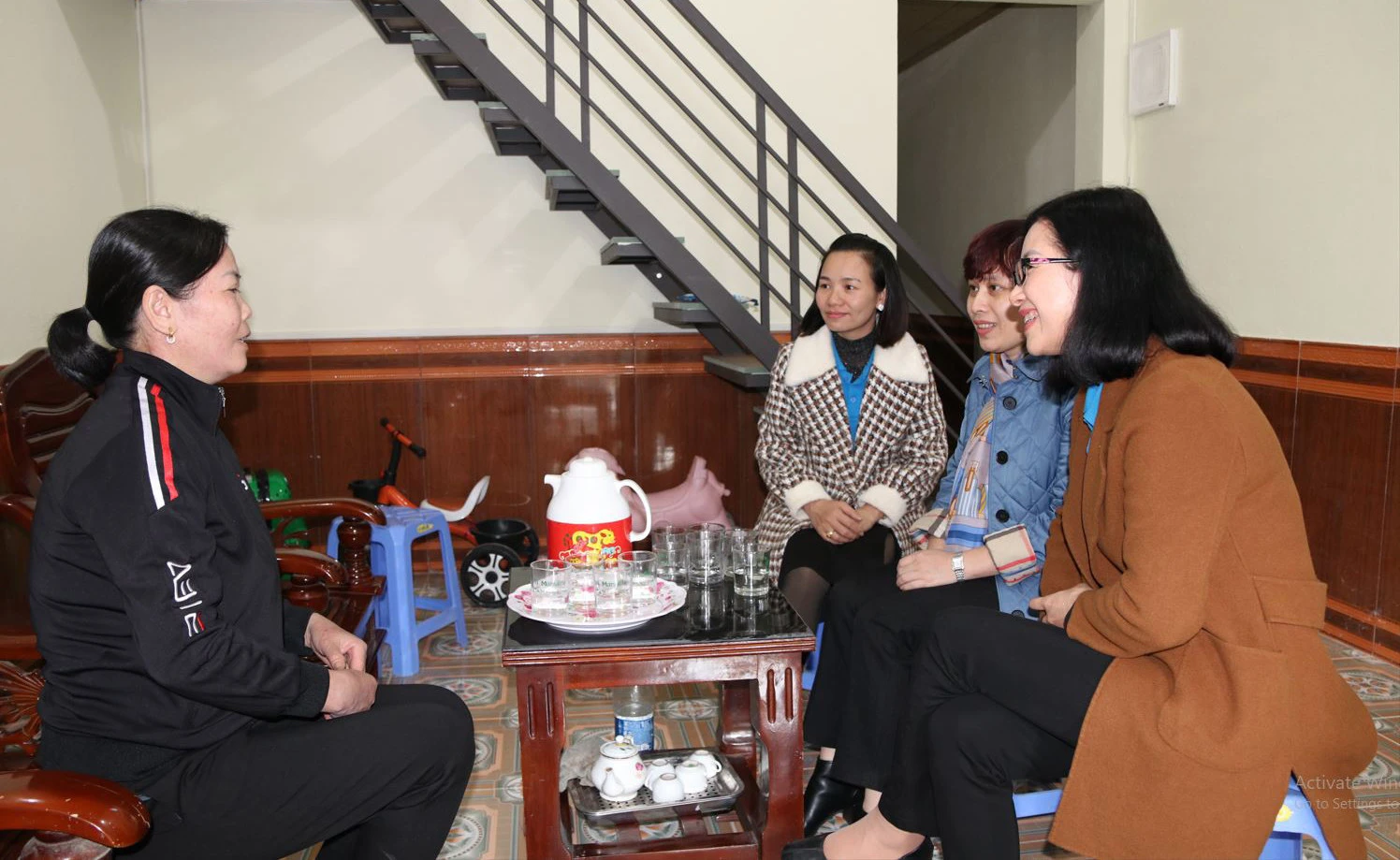 Đại diện Công đoàn ngành Y tế tỉnh thăm, động viên gia đình chị Lò Thị Hằng.