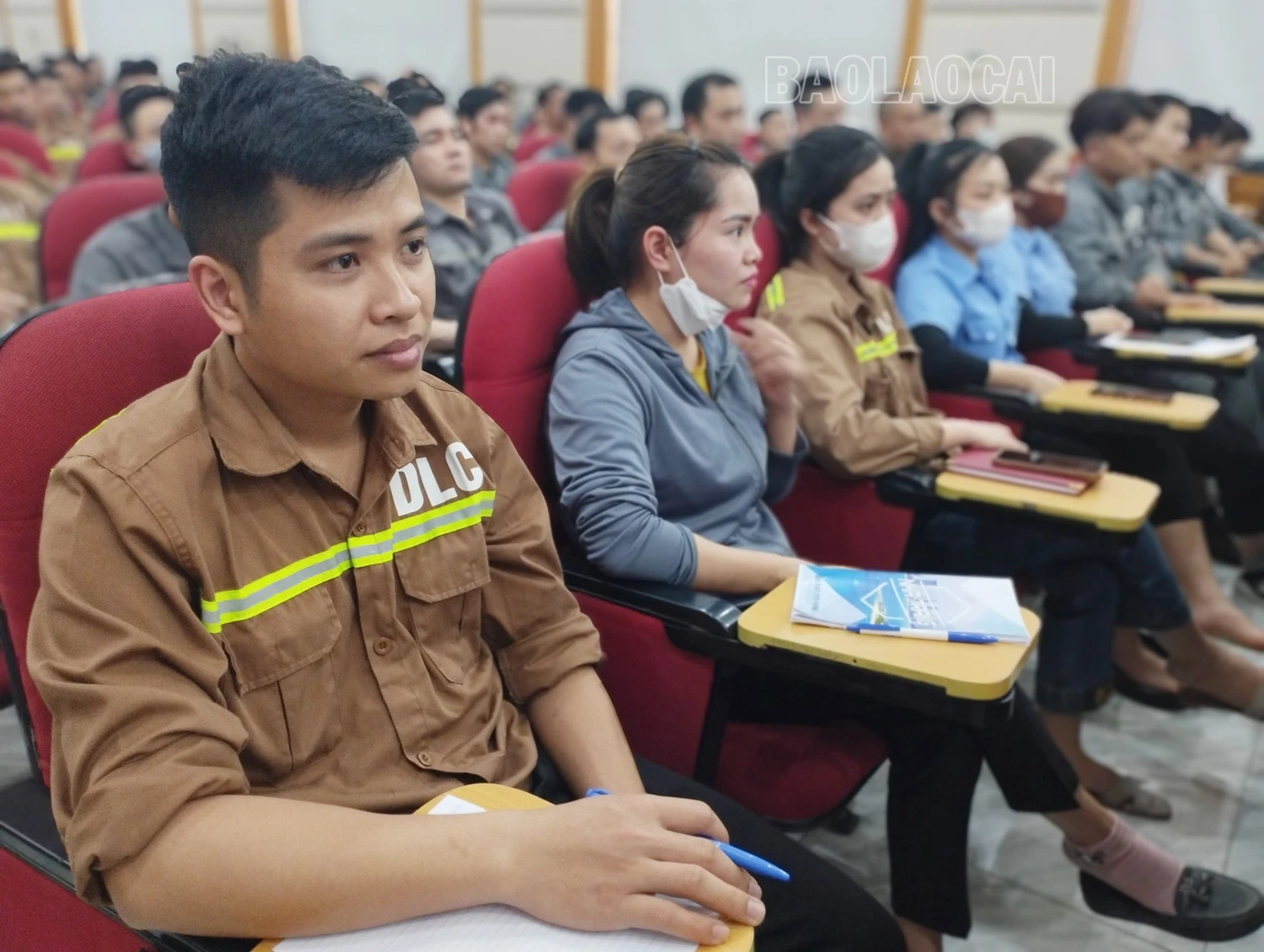 Công nhân tham gia buổi tuyên truyền.