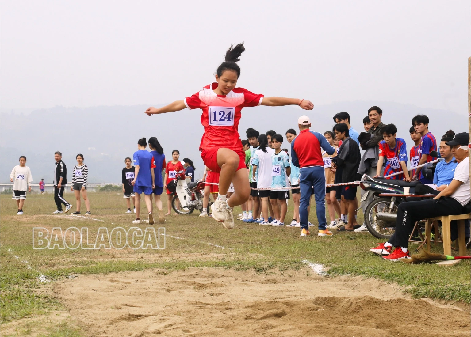 Hơn 300 vận động viên tham gia Giải Điền kinh khối THPT và THCS tỉnh Lào Cai năm 2023 ảnh 4