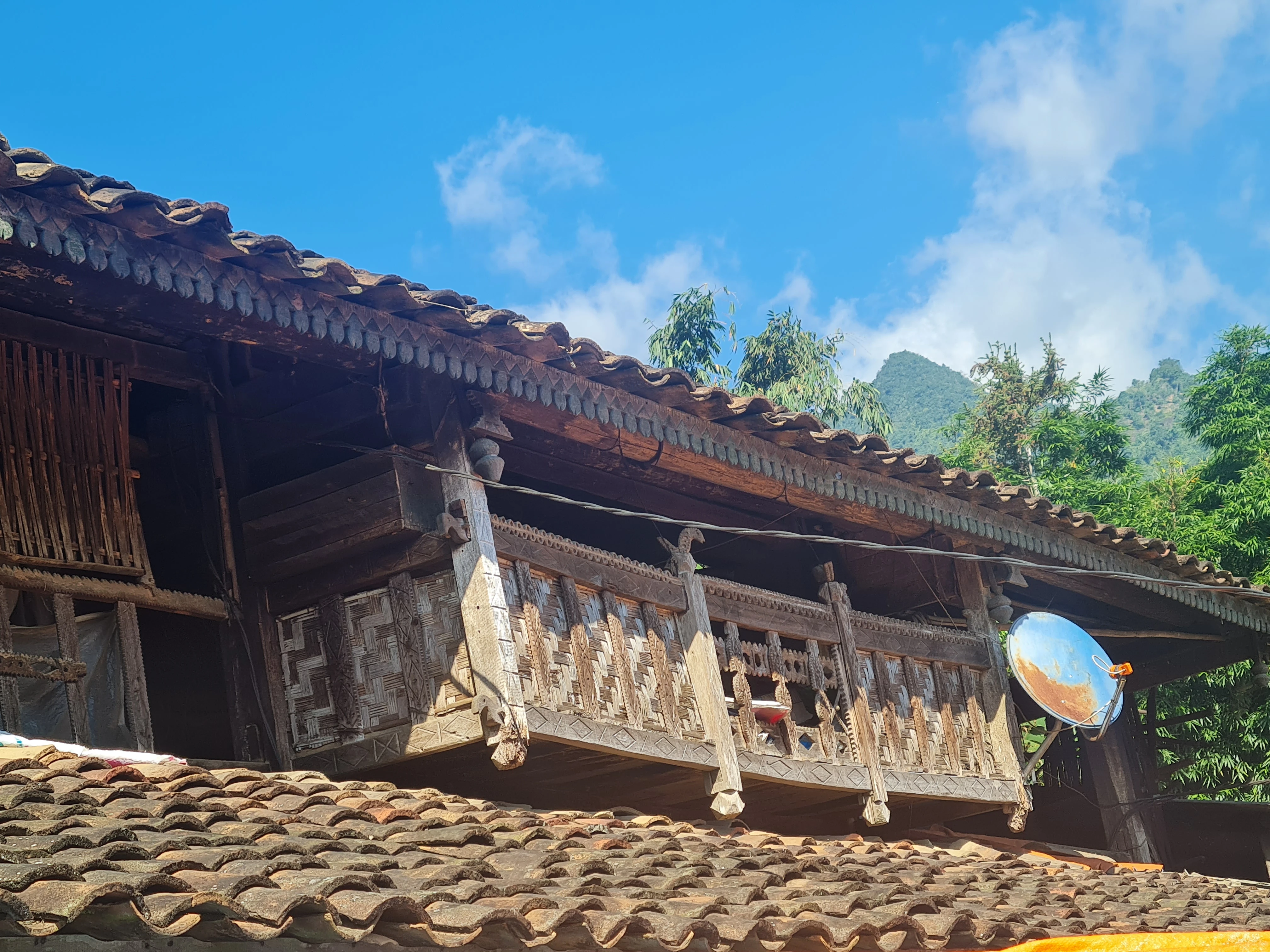 Kiến trúc nhà của của đồng bào Nùng thường lợp thành hai mái ngói âm dương.