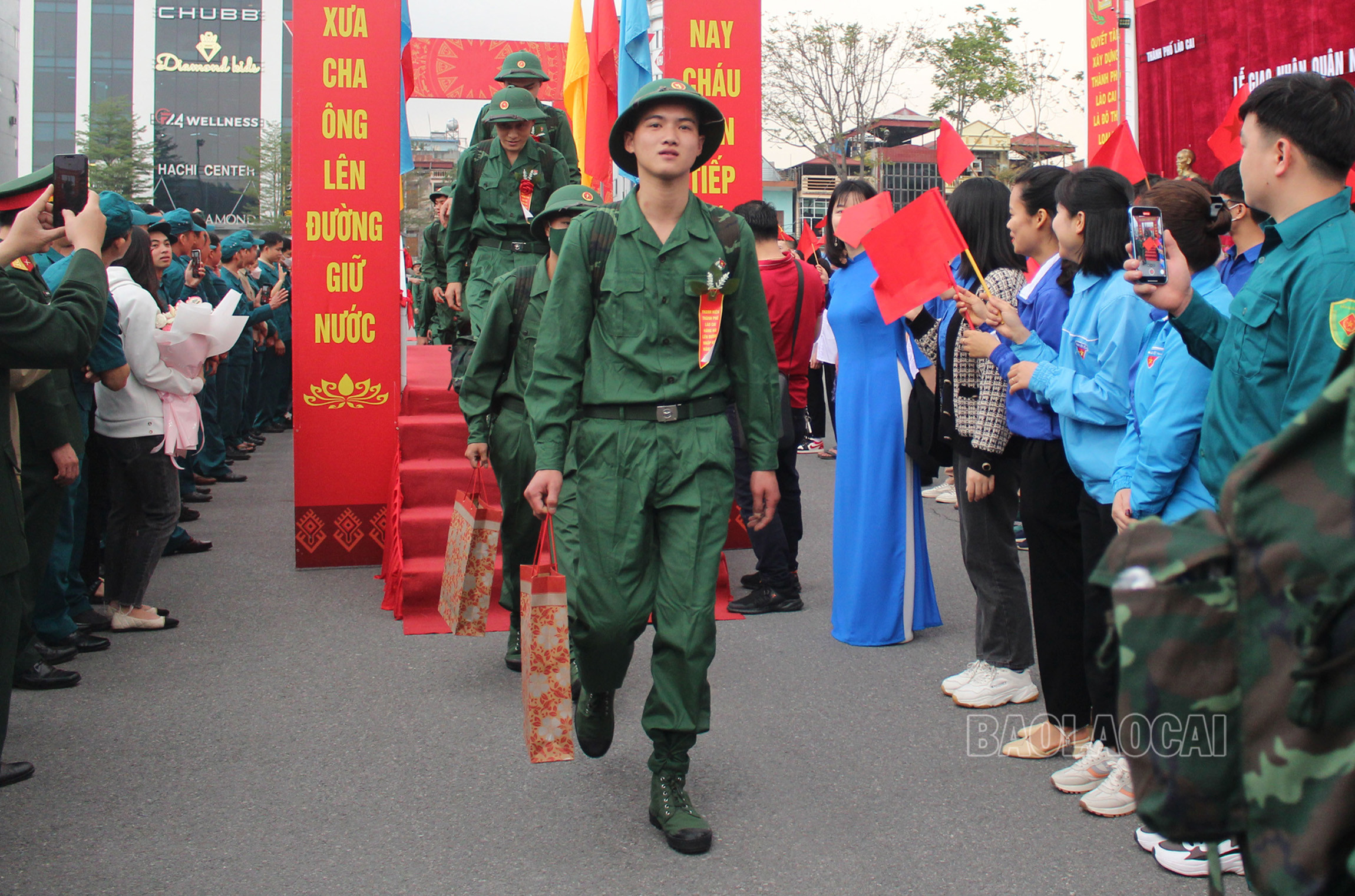 Tân binh thành phố Lào Cai vững tin lên đường.
