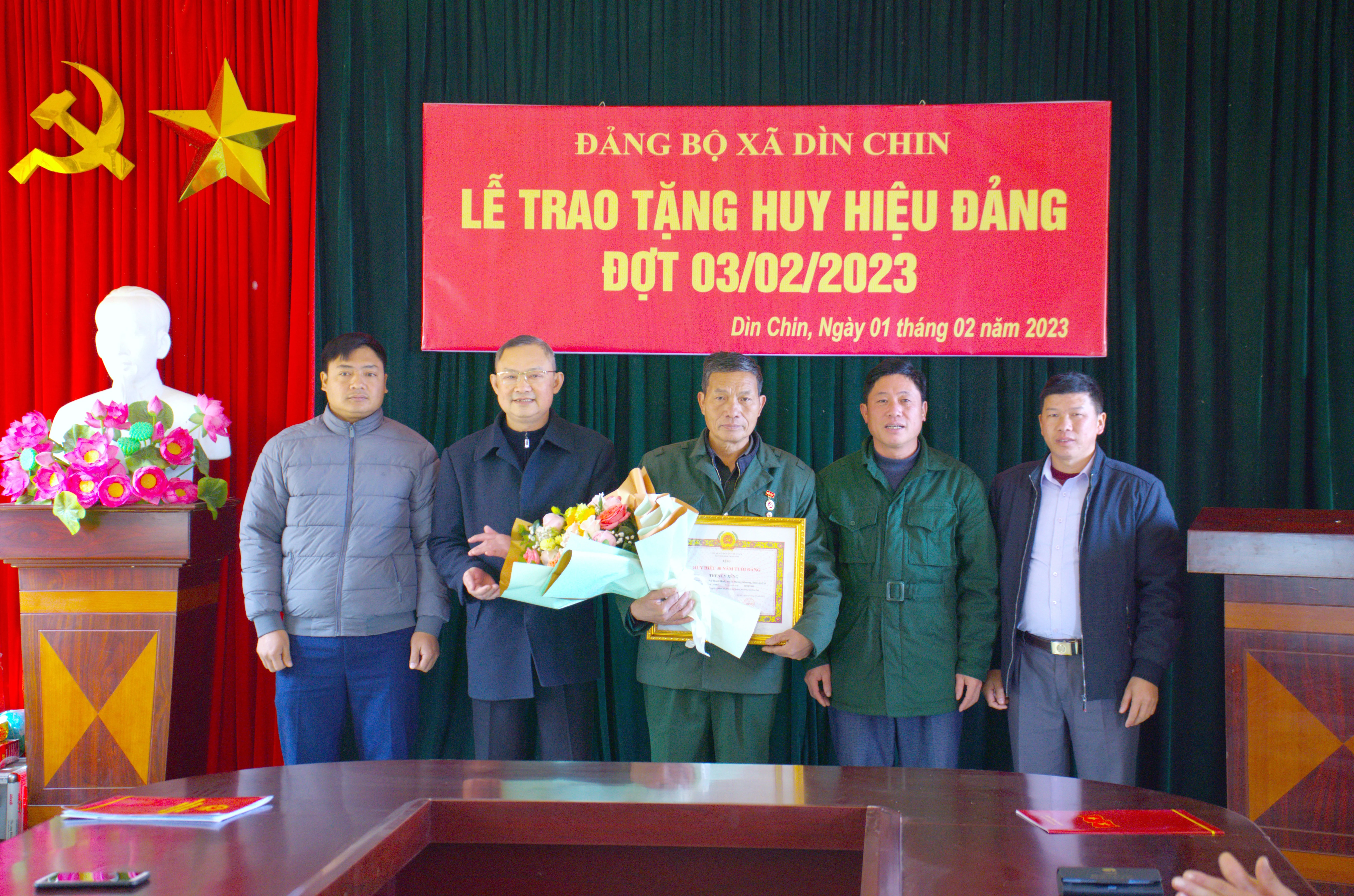 Một số đảng bộ địa phương tổ chức trao huy hiệu Đảng cho đảng viên đợt 3/2 ảnh 3