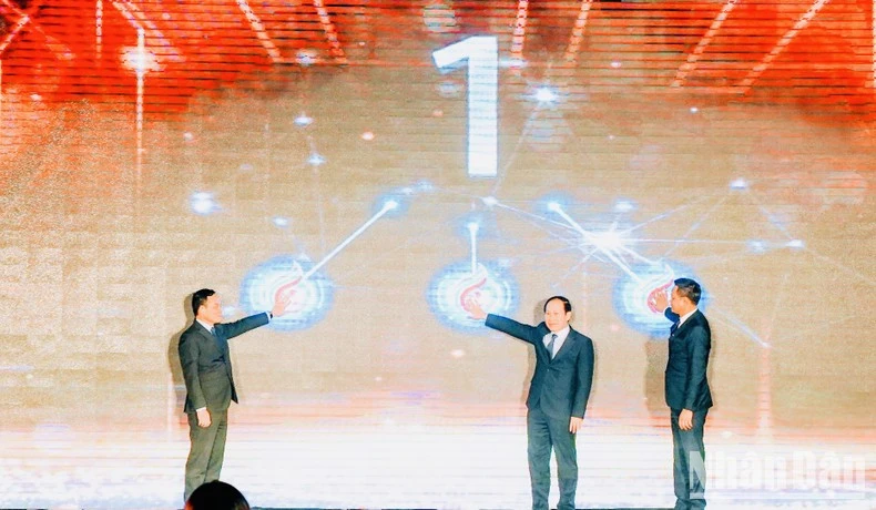 Phó Thủ tướng Chính phủ cùng lãnh đạo Đài Truyền hình Việt Nam và Thành ủy Hải Phòng nhấn nút khai mạc Liên hoan Truyền hình toàn quốc lần thứ 41.