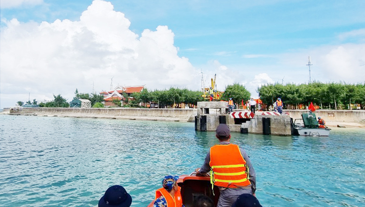 Cán bộ, chiến sỹ đảo Sinh Tồn Đông đón đoàn công tác của Lữ đoàn 146 lên thăm và chúc Tết Nguyên đán Quý Mão 2023. Cán bộ, chiến sỹ đảo Sinh Tồn Đông vận chuyển hàng tết từ cầu tàu vào trung tâm đảo. Những cây quất trĩu quả vượt qua bao sóng gió đến với quân, dân đảo Sinh Tồn Đông. Cán bộ, chiến sỹ mới lên đảo trò chuyện. Đoàn công tác của Lữ đoàn 146, Vùng 4 Hải quân gặp mặt, chúc tết cán bộ, chiến sỹ trên đảo Sinh Tồn Đông. Lãnh đạo Lữ đoàn 146 trao quà tết cho cán bộ, chiến sỹ đảo Sinh Tồn Đông. Chùa Sinh Tồn Đông – cột mốc lịch sử, điểm tựa tinh thần của quân và dân xã đảo Sinh Tồn Đông. Tết này, hệ thống điện gió và điện mặt trời được cải tạo hiện đại hơn để phục vụ quân và dân trên đảo. Vườn rau tăng gia trên đảo. Dù vui xuân, đón tết nhưng nhiệm vụ canh gác bảo vệ biển, đảo vẫn được cán bộ, chiến sỹ Sinh Tồn Đông duy trì đúng quy định.