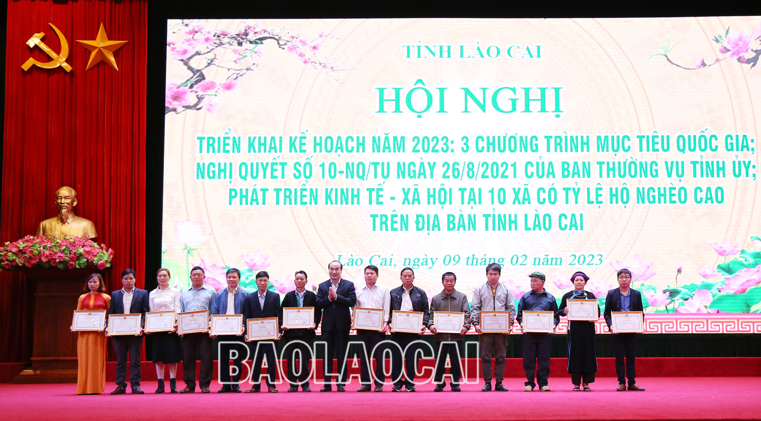 Trao Bằng khen của Chủ tịch UBND tỉnh cho 7 tập thể và 17 hộ gia đình có thành tích xuất sắc trong phong trào thi đua thực hiện Nghị quyết 10 của Ban Thường vụ Tỉnh ủy. Trao tặng Bằng khen của Chủ tịch UBND tỉnh cho các tập thể và cá nhân có thành tích xuất sắc trong thực hiện công tác giảm nghèo bền vững năm 2022. Trao Bằng khen của Chủ tịch UBND tỉnh cho 5 tập thể và 4 cá nhân đã có thành tích xuất sắc trong thực hiện chương trình phát triển kinh tế - xã hội vùng đồng bào dân tộc thiểu số và miền núi trên địa bàn tỉnh Lào Cai năm 2022. . Trao Bằng khen của Chủ tịch UBND tỉnh cho các tập thể và cá nhân có nhiều thành tích trong xây dựng nông thôn mới và giảm nghèo. Trao Bằng khen của Chủ tịch UBND tỉnh cho 7 tập thể và 17 hộ gia đình có thành tích xuất sắc trong phong trào thi đua thực hiện Nghị quyết 10 của Ban Thường vụ Tỉnh ủy. Trao tặng Bằng khen của Chủ tịch UBND tỉnh cho các tập thể và cá nhân có thành tích xuất sắc trong thực hiện công tác giảm nghèo bền vững năm 2022. Trao Bằng khen của Chủ tịch UBND tỉnh cho 5 tập thể và 4 cá nhân đã có thành tích xuất sắc trong thực hiện chương trình phát triển kinh tế - xã hội vùng đồng bào dân tộc thiểu số và miền núi trên địa bàn tỉnh Lào Cai năm 2022. . Trao Bằng khen của Chủ tịch UBND tỉnh cho các tập thể và cá nhân có nhiều thành tích trong xây dựng nông thôn mới và giảm nghèo.