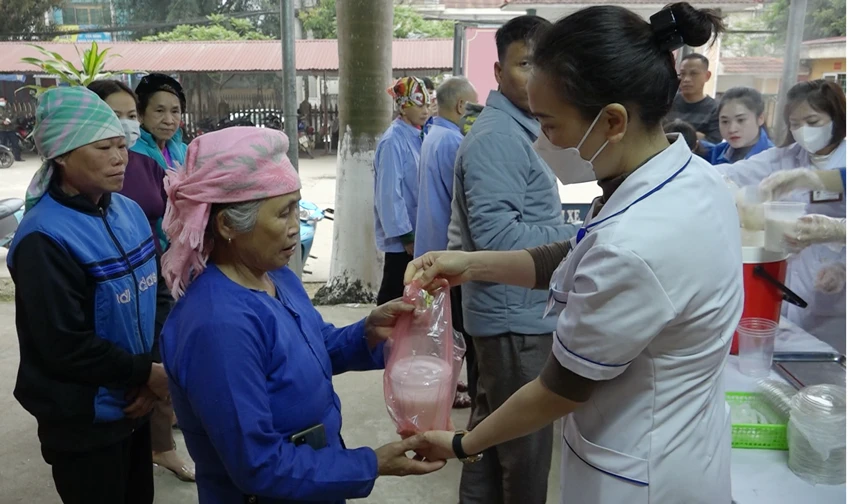 Tặng cháo miễn phí cho bệnh nhân.
