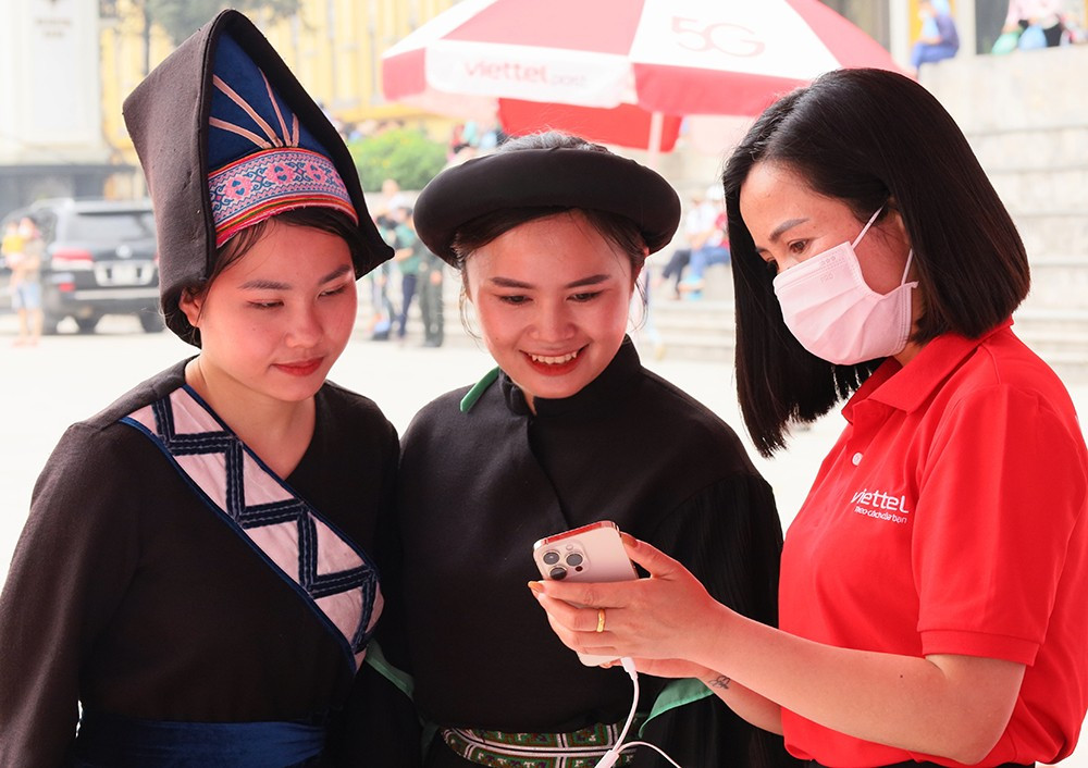 Để tránh bị đối tượng xấu lợi dụng mạo danh lừa đảo, người dân cần chủ động liên hệ trực tiếp đến các kênh chính thức của doanh nghiệp để được hướng dẫn, giải đáp. Để tránh bị đối tượng xấu lợi dụng mạo danh lừa đảo, người dân cần chủ động liên hệ trực tiếp đến các kênh chính thức của doanh nghiệp để được hướng dẫn, giải đáp.