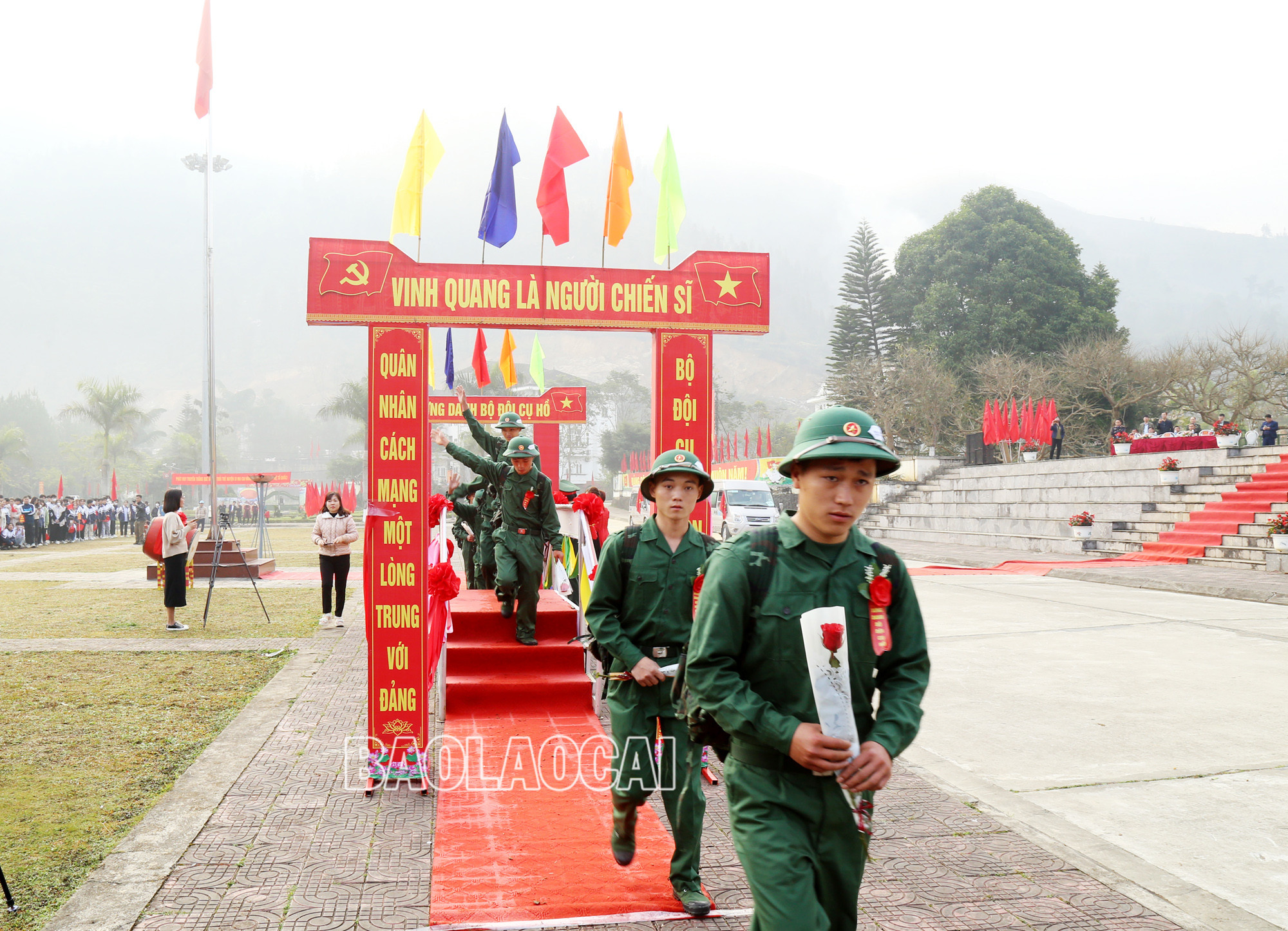 Các tân binh phấn khởi lên đường làm nhiệm vụ.