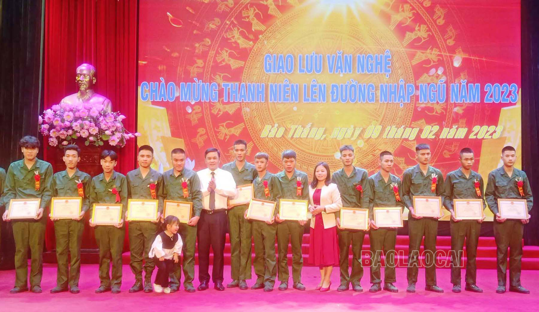 Lãnh đạo huyện Bảo Thắng khen thưởng tân binh trước ngày lên đường.