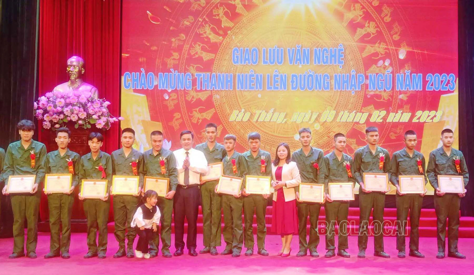 Lãnh đạo huyện Bảo Thắng khen thưởng tân binh trước ngày lên đường.