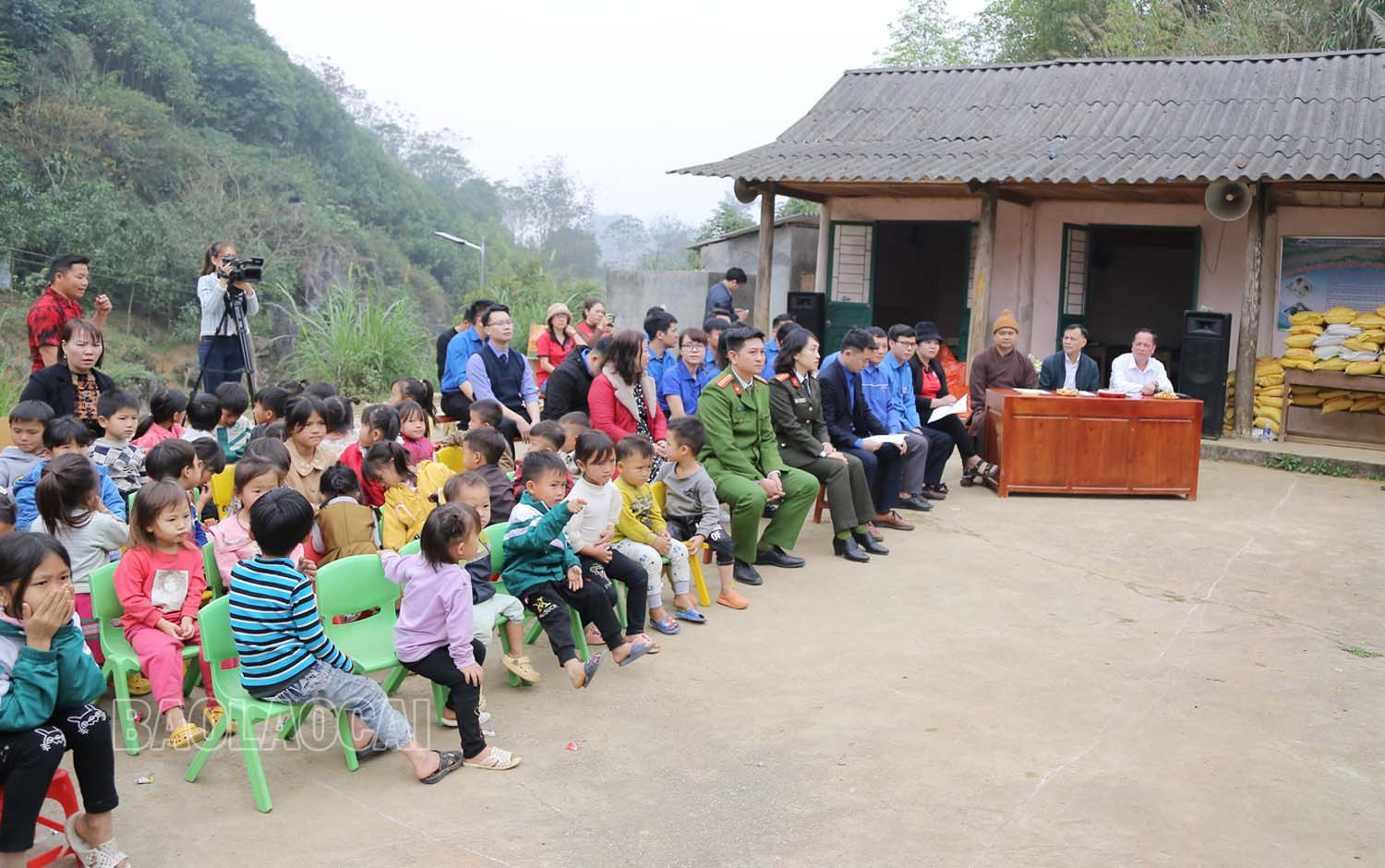 Các đại biểu và người dân, học sinh thôn Cốc Pục tham dự chương trình.