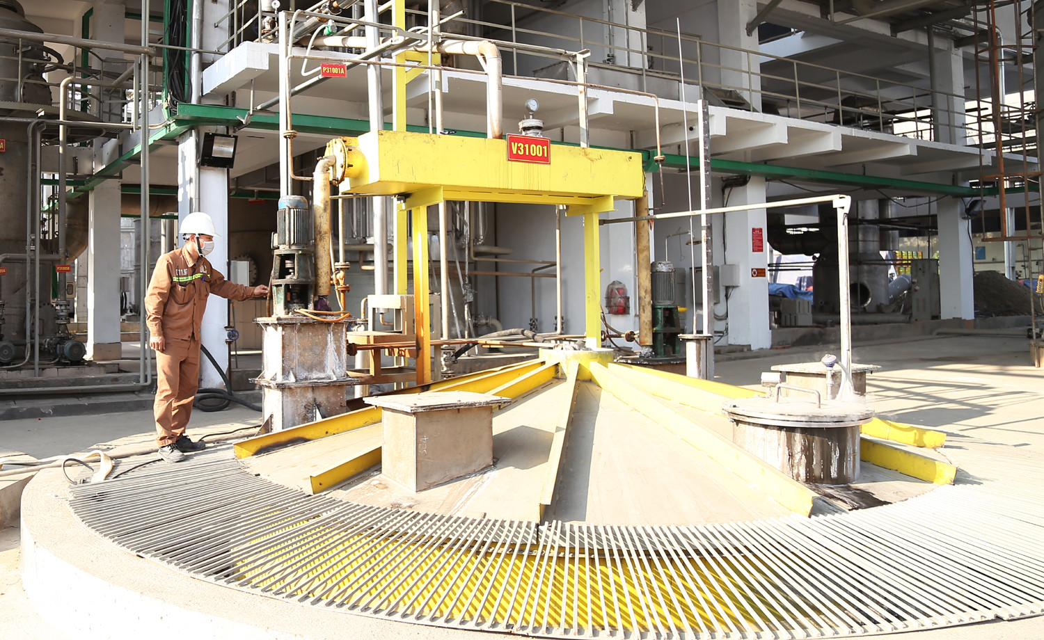 Hai nhà máy của Chi nhánh Luyện đồng Lào Cai duy trì sản xuất ổn định trong những ngày tết. Không khí làm việc tại tất cả các phân xưởng của nhà máy vẫn rất sôi động. Nhiều người lao động trong các nhà máy, đơn vị sản xuất công nghiệp trên địa bàn tỉnh vẫn làm việc xuyên tết. Các đơn vị sản xuất của Chi nhánh Mỏ Tuyển đồng Sin Quyền hoạt động bình thường trong ngày tết. Nhiều đơn vị của Công ty TNHH Một thành viên Apatit Việt Nam vẫn duy trì sản xuất trong dịp tết. Các nhà máy sản xuất phốt pho, axit sunfutic... thuộc Công ty TNHH Một thành viên hóa chất Đức Giang Lào Cai duy trì sản xuất trong ngày tết. Công nhân miệt mài với công việc của mình để đảm bảo các đơn hàng và kế hoạch sản xuất của đơn vị. Trung tâm Điều khiển xa (Công ty Điện lực Lào Cai) bố trí cán bộ trực để bảo đảm vận hành lưới điện ổn định, an toàn trong những ngày tết. Các nhà máy sản xuất thủy điện trên địa bàn vẫn duy trì đủ quân số trực sản xuất để dòng điện toả đi muôn nơi.