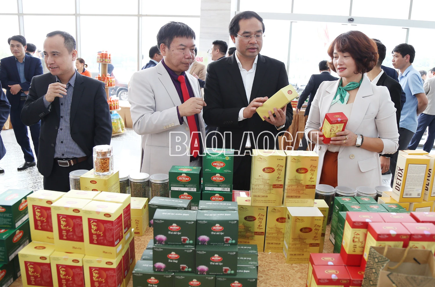 Chủ tịch UBND tỉnh Trịnh Xuân Trường tham quan gian hàng trưng bày sản phẩm OCOP.