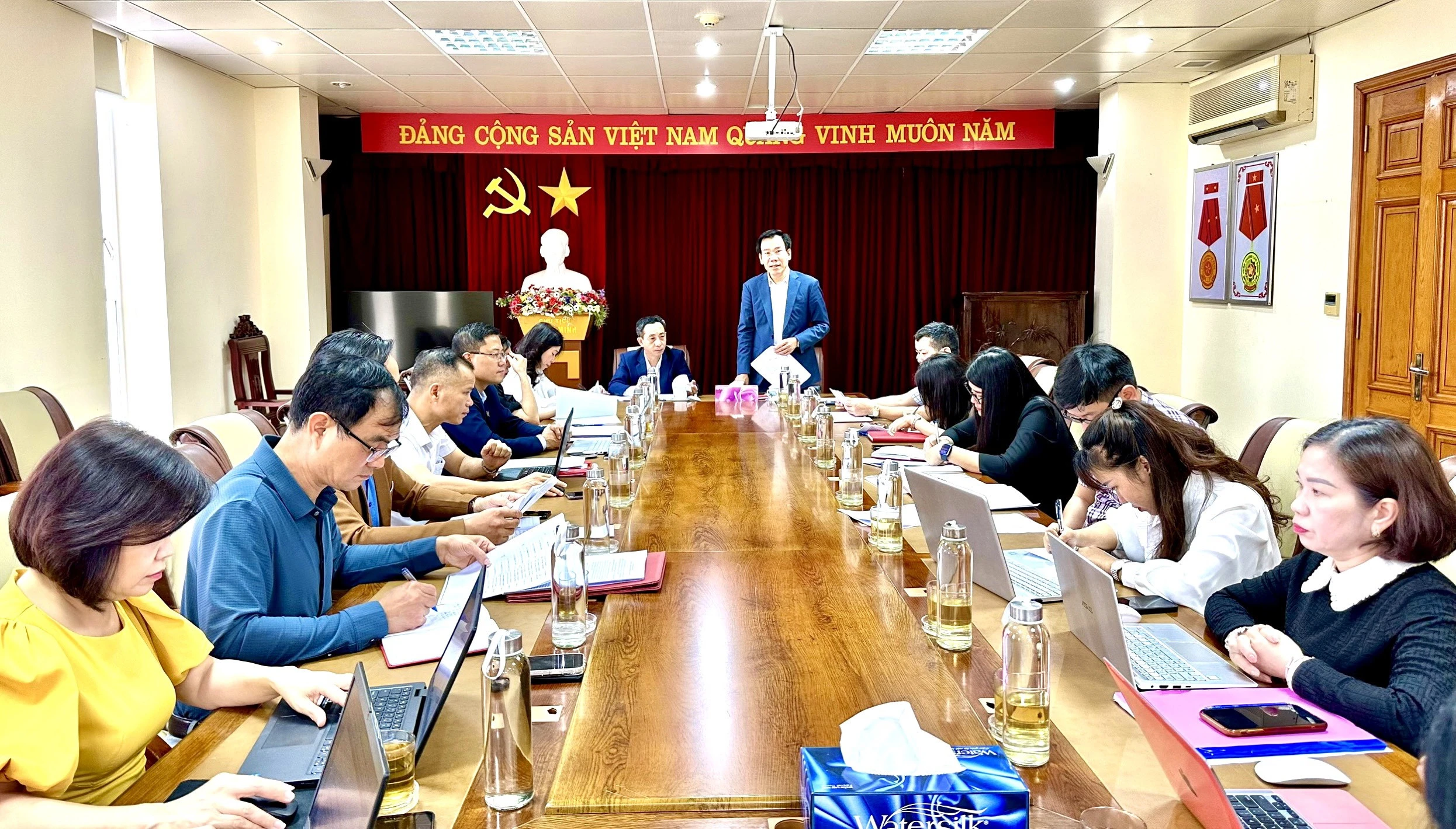 Quang cảnh buổi làm việc.