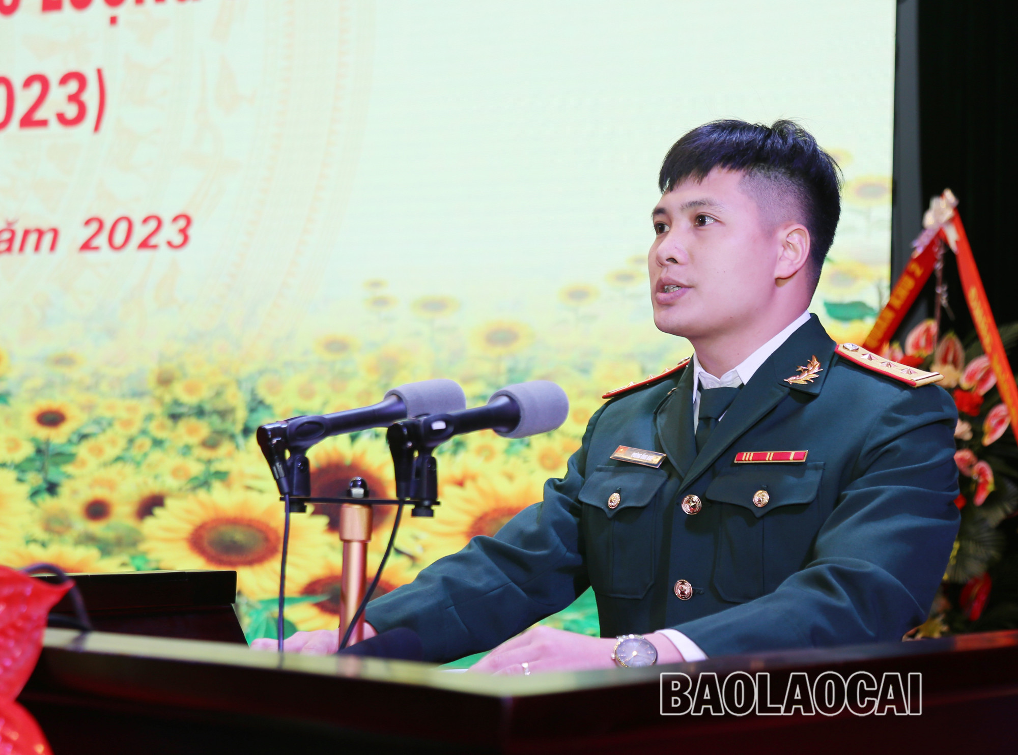 Đại tá Thái Minh Đường, nguyên Chỉ huy trưởng Bộ Chỉ huy Quân sự tỉnh phát biểu cảm tưởng tại buổi gặp mặt. Thượng úy Phùng Ông Khé, Trợ lý thanh niên Bộ Chỉ huy Quân sự tỉnh phát biểu cảm tưởng tại buổi gặp mặt.