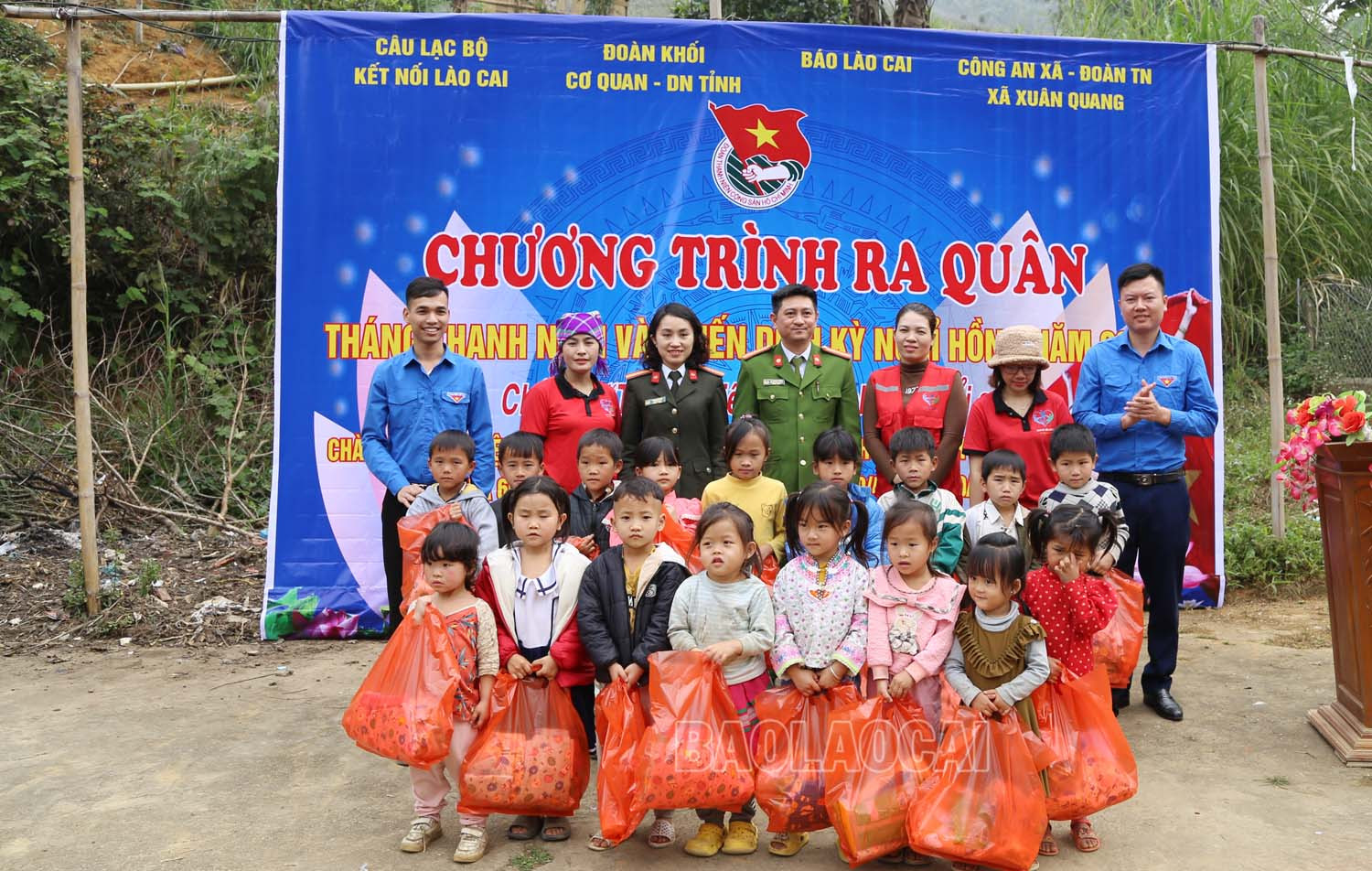 Tặng quà cho học sinh điểm trường Cốc Pục.