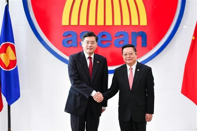 Tổng thư ký ASEAN Kao Kim Hourn (phải) và Bộ trưởng Ngoại giao Trung Quốc Tần Cương tại cuộc gặp ở Jakarta ngày 22/2/2023. Tổng thư ký ASEAN Kao Kim Hourn (phải) và Bộ trưởng Ngoại giao Trung Quốc Tần Cương tại cuộc gặp ở Jakarta ngày 22/2/2023.