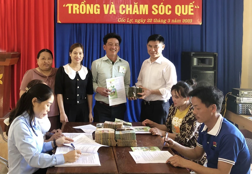 Giải ngân vốn vay cho các hộ.