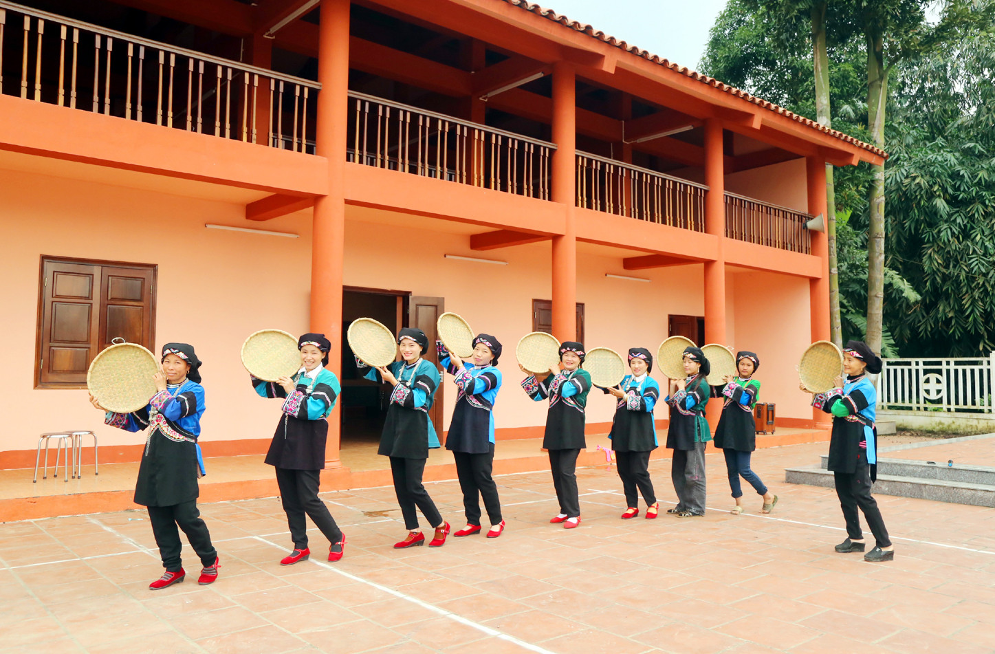 Nghệ nhân Lồ Sài Sửu, xã Thanh Bình dạy thế hệ trẻ các điệu múa của dân tộc Bố Y. Nghệ nhân Lồ Sài Sửu, xã Thanh Bình dạy thế hệ trẻ các điệu múa của dân tộc Bố Y.