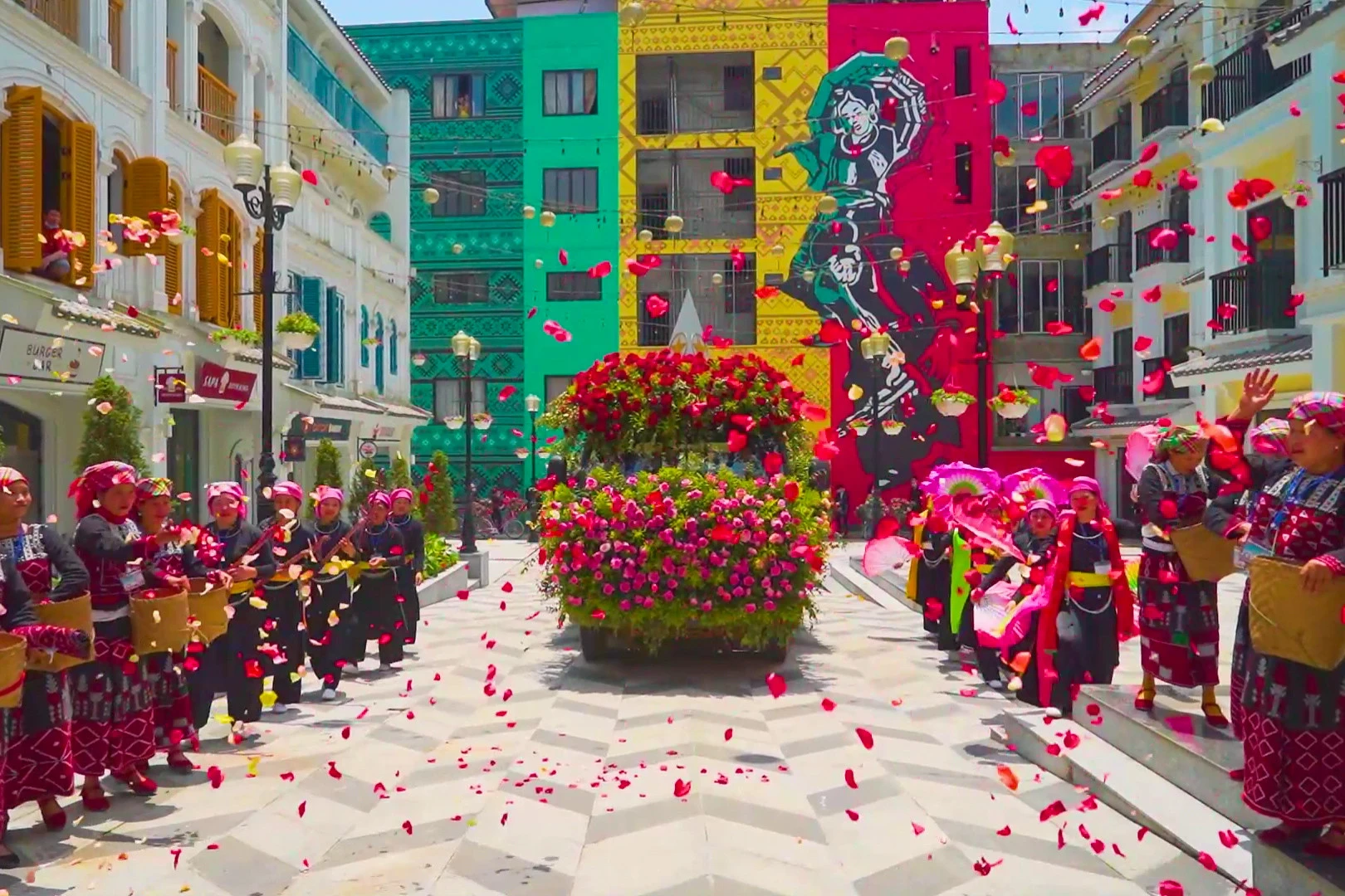 Lễ hội hoa hồng trở lại lần thứ 2, hứa hẹn mang đến không gian mãn nhãn và những trải nghiệm khó quên trong hành trình khám phá Sa Pa.