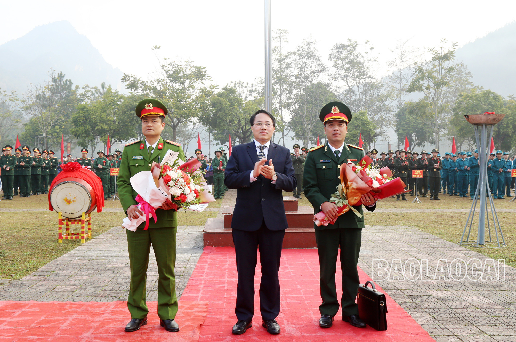 Chủ tịch UBND huyện Si Ma Cai đánh trống tại Lễ giao nhận quân và tặng hoa các đơn vị nhận quân.