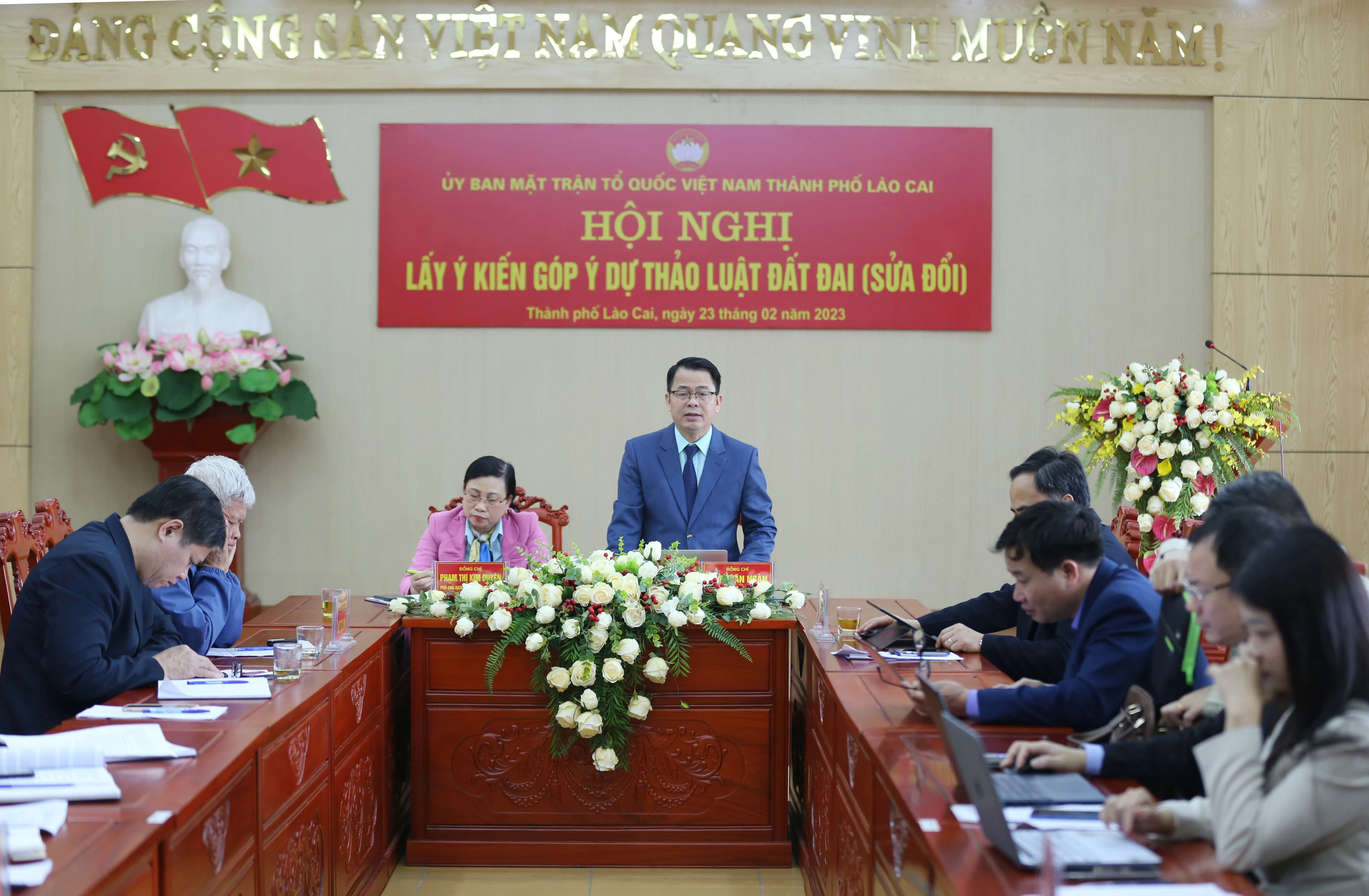 Lãnh đạo Ủy ban MTTQ Việt Nam thành phố Lào Cai quán triệt việc triển khai lấy ý kiến trong thời gian tới.