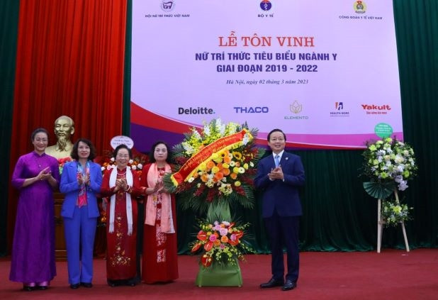 Phó Thủ tướng Trần Hồng Hà tặng hoa chúc mừng.