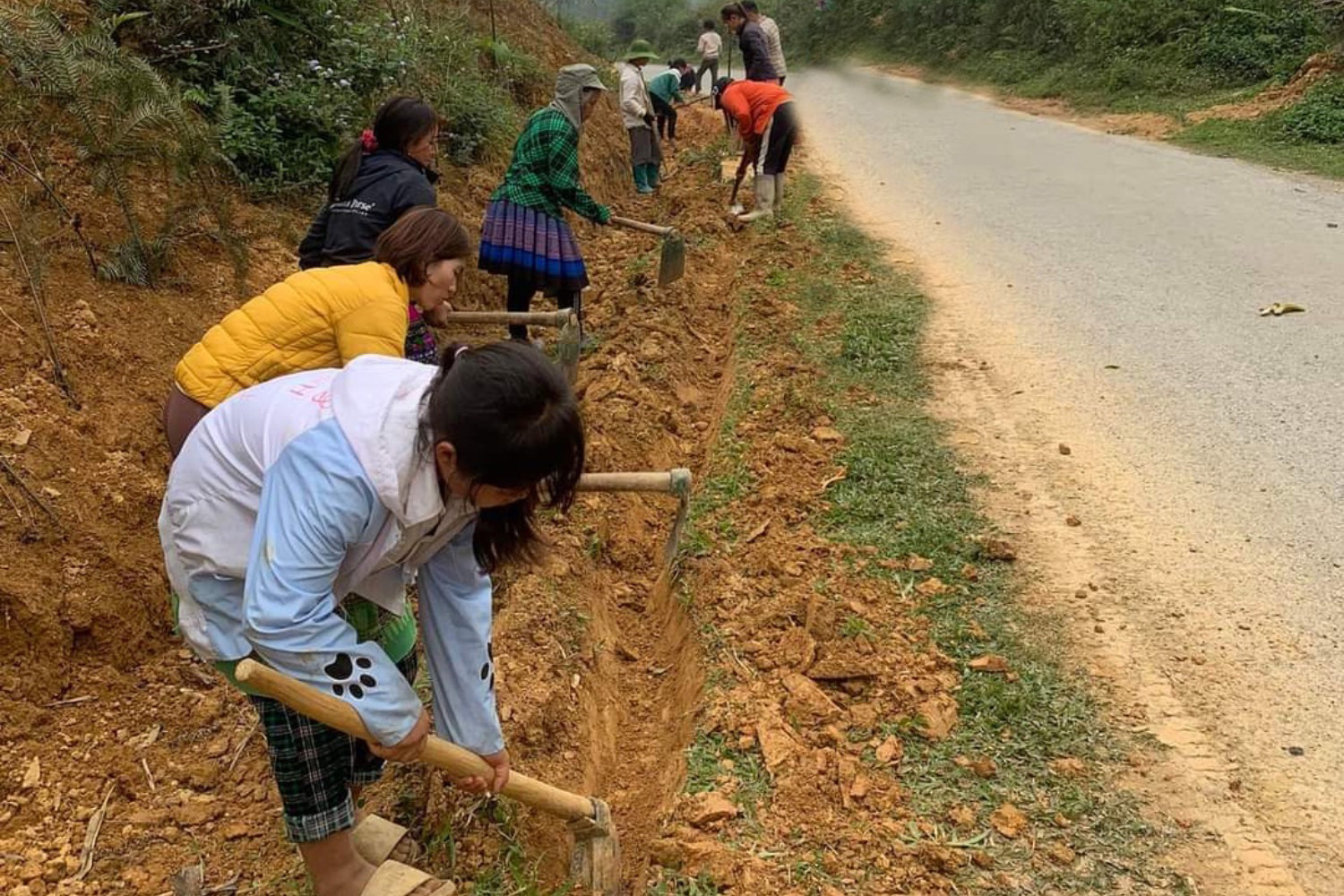 Bàn giao công trình cấp nước sinh hoạt cho hai phân hiệu trường học tại xã Bản Sen ảnh 2