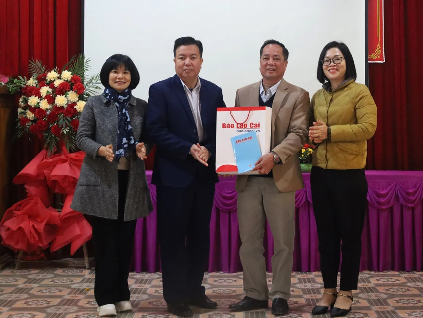 Tặng hơn 50 suất quà tết cho hộ nghèo xã Xuân Quang ảnh 1