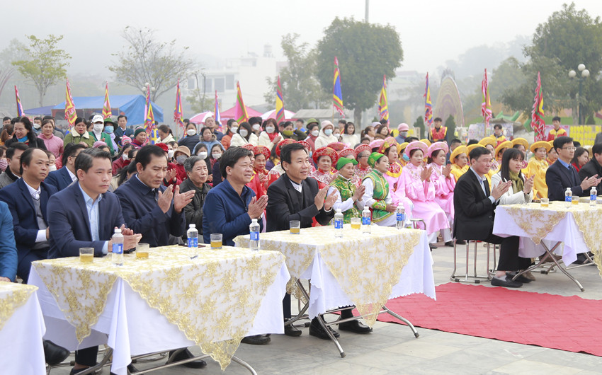 Người dân nô nức tham dự Lễ hội đền Phúc Khánh ảnh 2