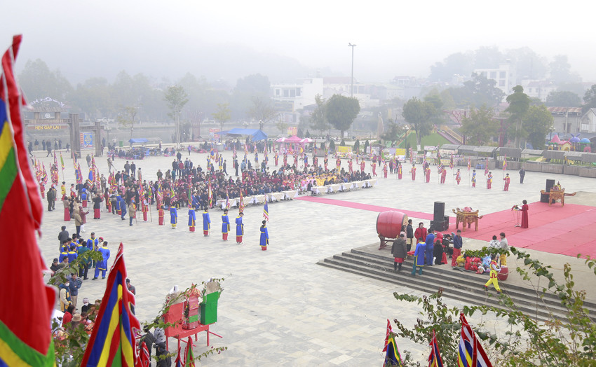 Người dân nô nức tham dự Lễ hội đền Phúc Khánh ảnh 1