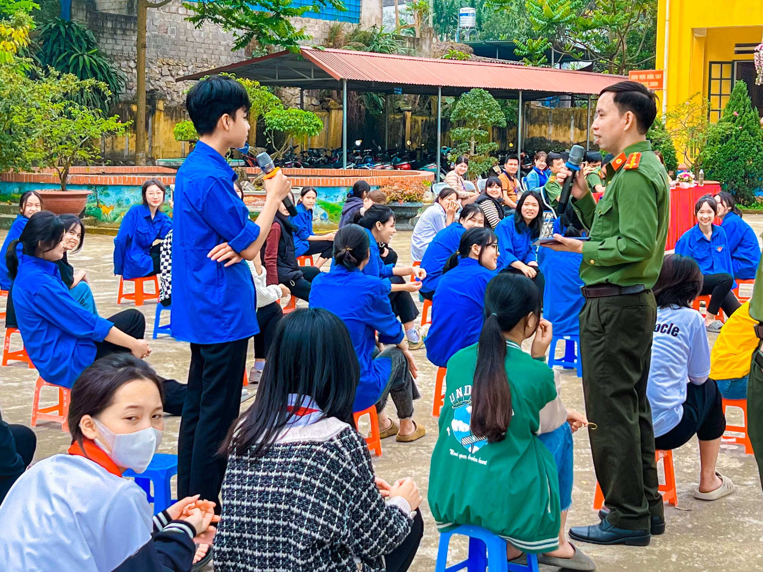 Tuyên truyền pháp luật về an ninh mạng và phòng chống tội phạm sử dụng công nghệ cao tại Trường THCS xã Bản Vược.