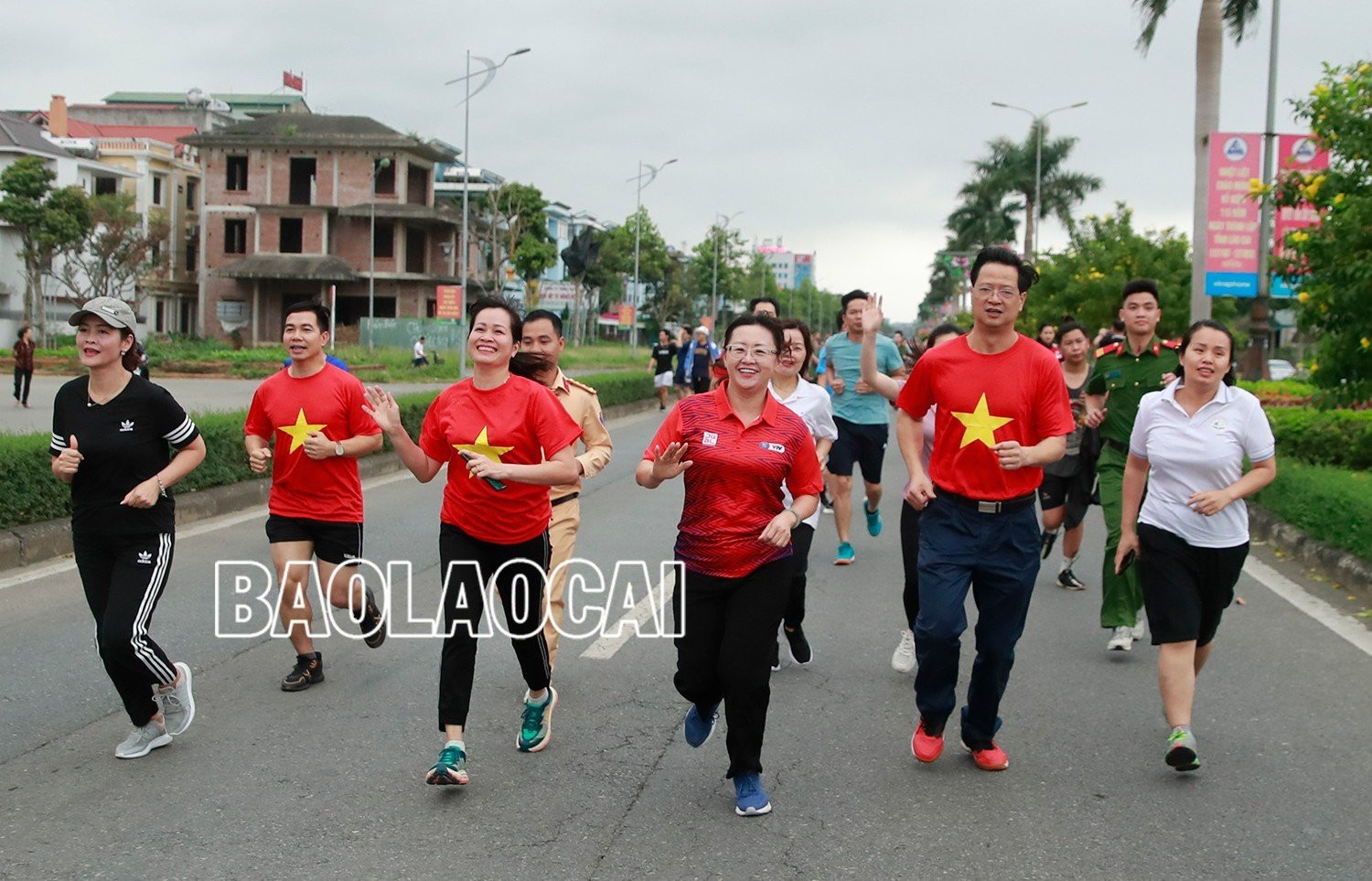 Đông đảo đại biểu và các lực lượng hưởng ứng Ngày chạy Olympic.