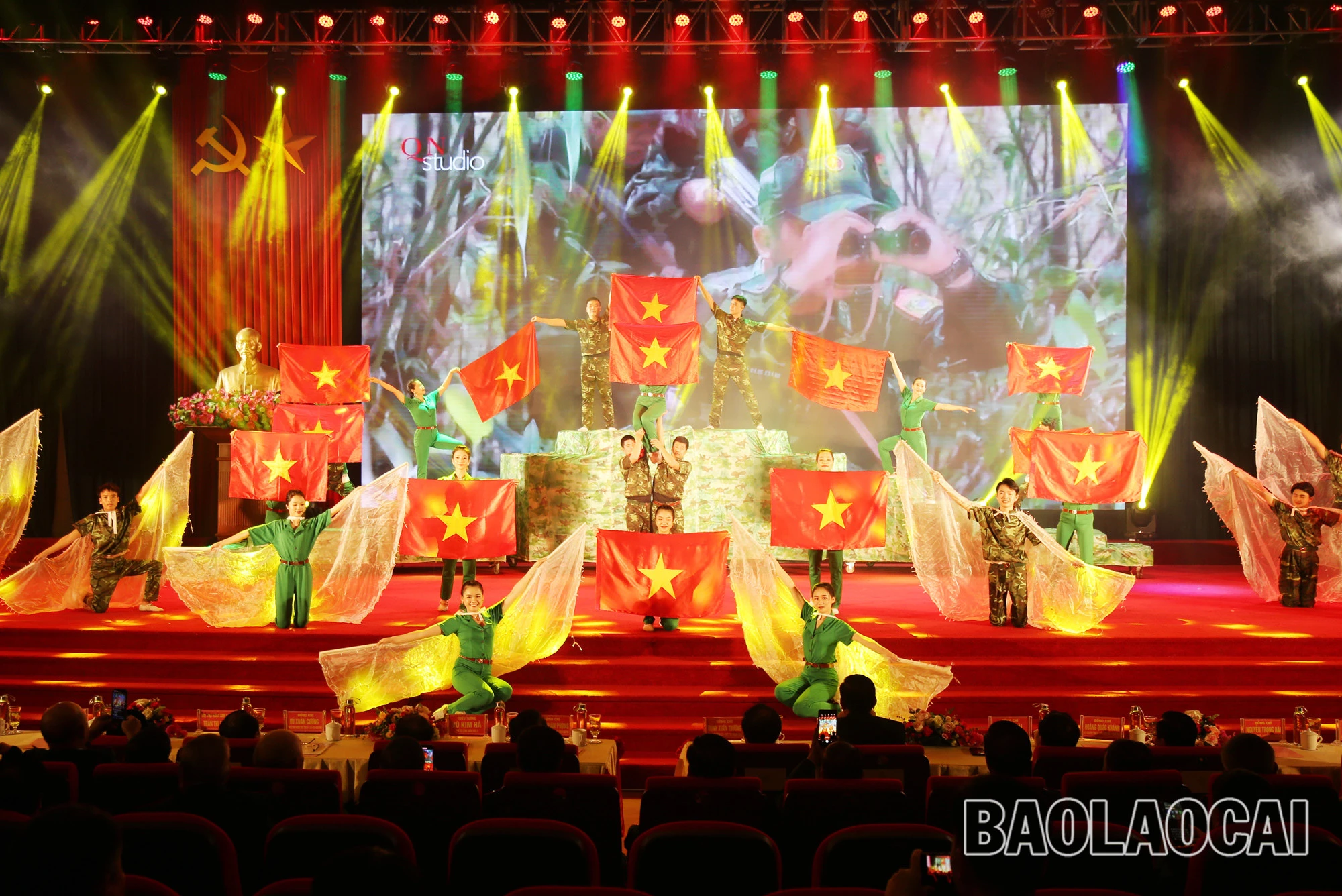 Một tiết mục văn nghệ tại buổi gặp mặt. Một tiết mục văn nghệ tại buổi gặp mặt.