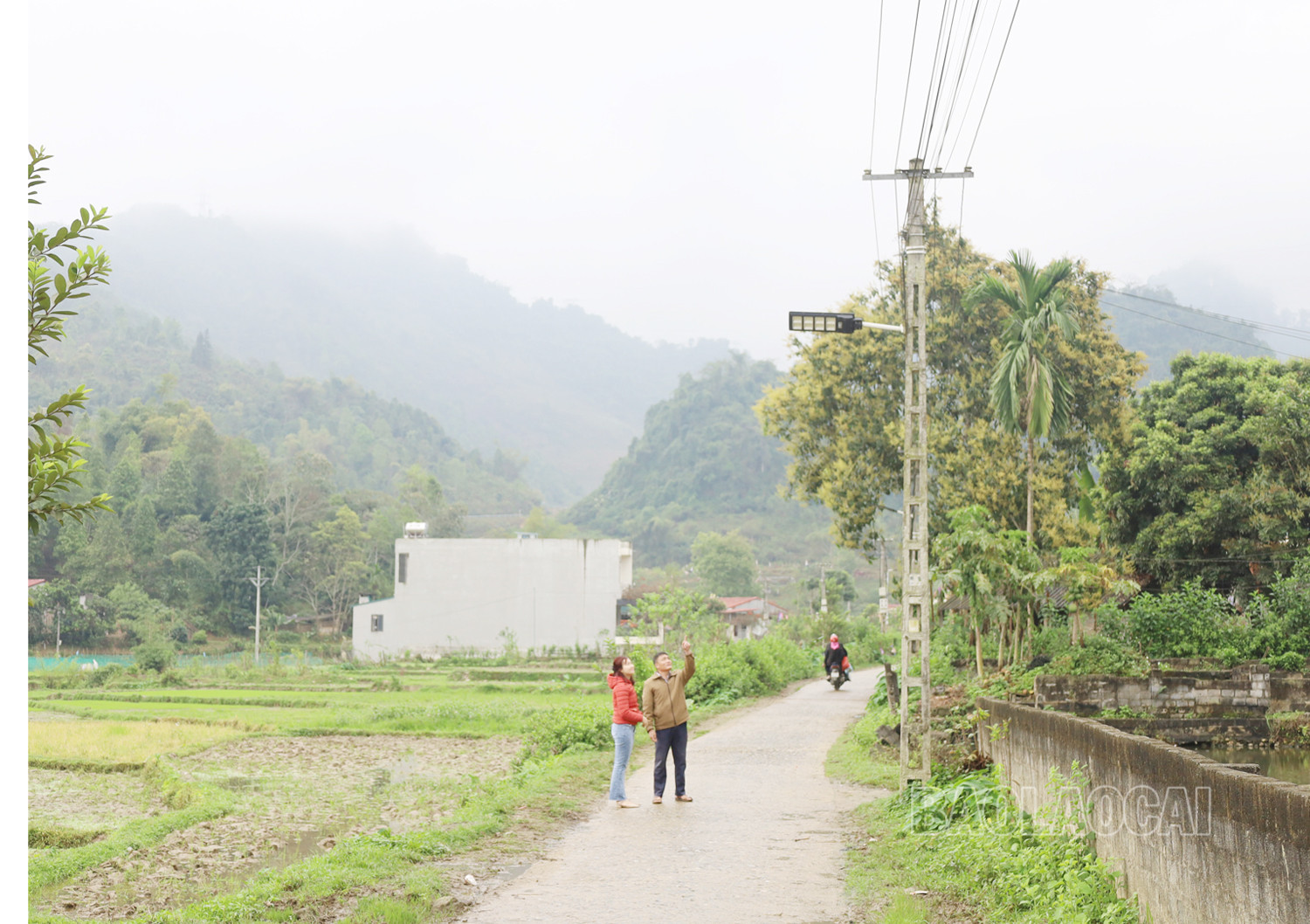 Nhân dân đóng góp tiền làm đường điện chiếu sáng đường trục thôn. Nhân dân đóng góp tiền làm đường điện chiếu sáng đường trục thôn.