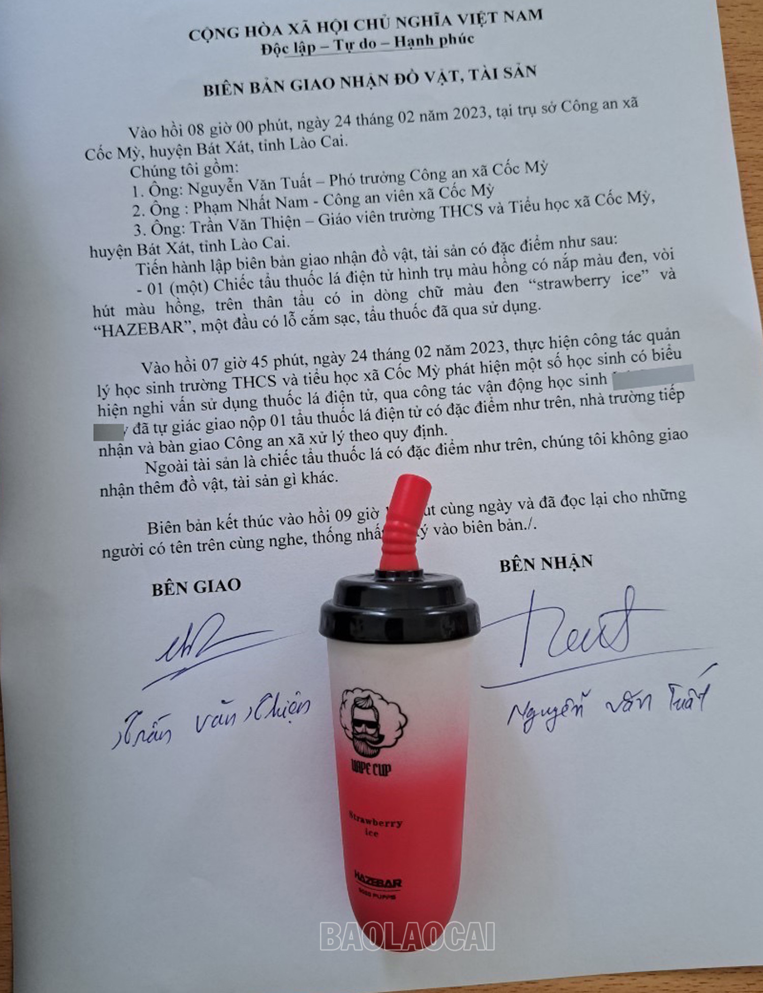 Trường THCS Cốc Mỳ bàn giao thuốc lá điện tử của học sinh cho Công an xã và đề nghị vào cuộc giúp đỡ để ngăn chặn.