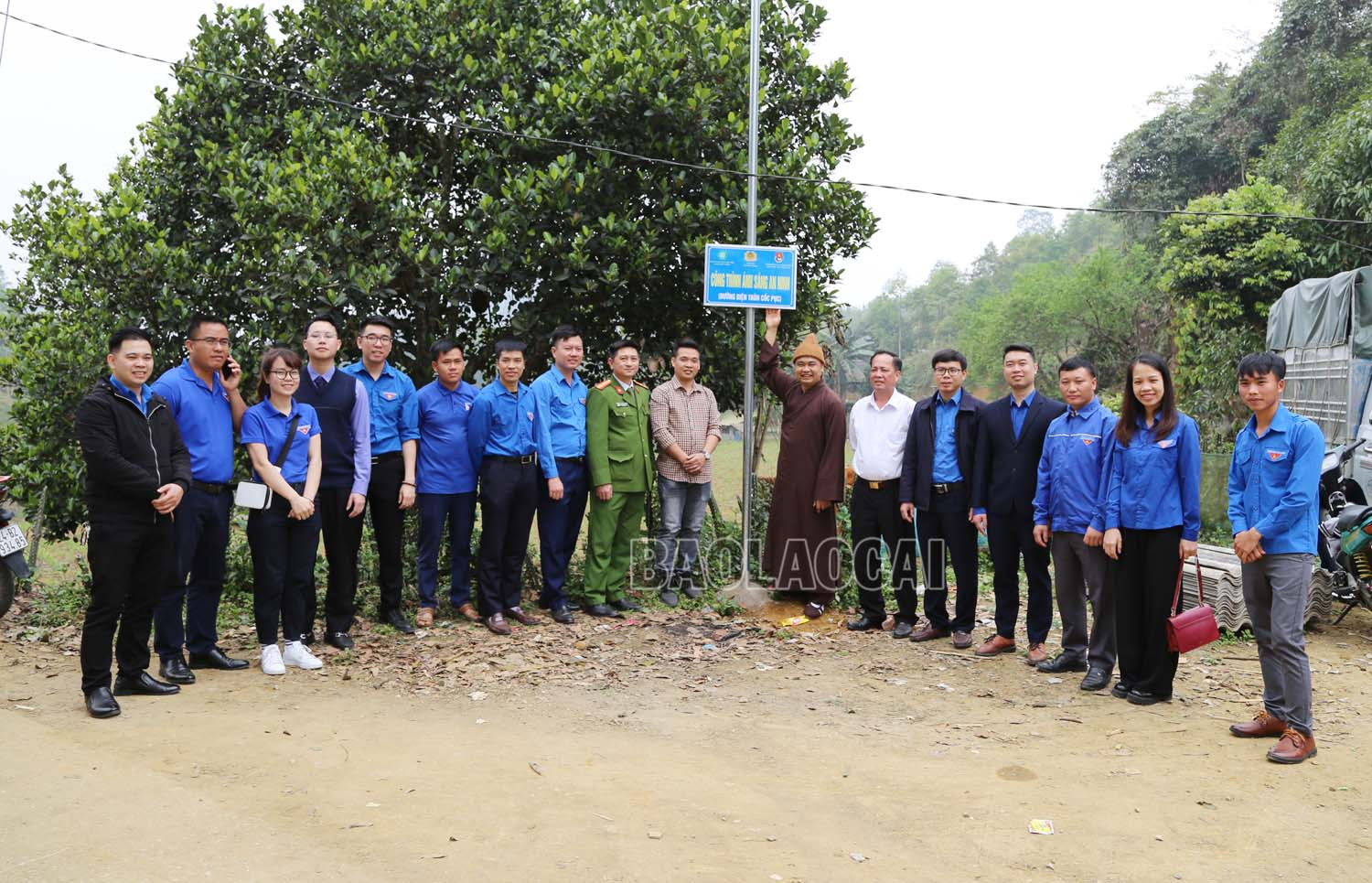 Các đại biểu tham gia khánh thành công trình thanh niên “Ánh sáng an ninh”.