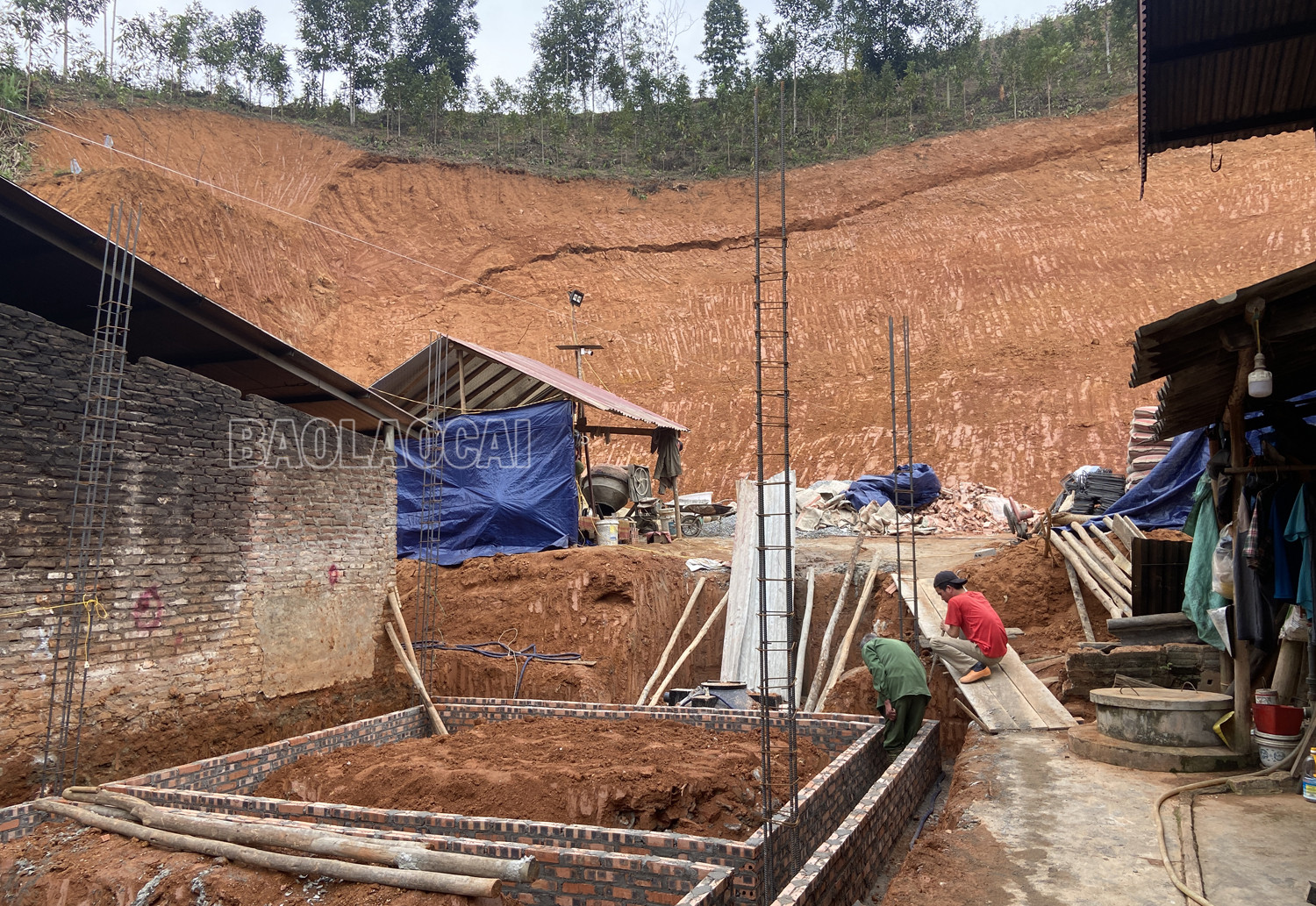 Khu vực san đất trái phép của các hộ dân tại tổ dân phố số 3, thị trấn nông trường Phong Hải gây vệt nứt ta luy nguy hiểm.