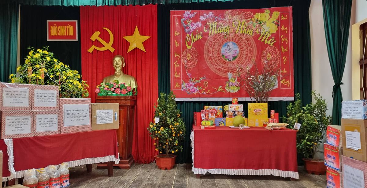 Mâm ngũ quả đón tết Quý Mão tại phòng sinh hoạt chung của đảo Sinh Tồn. Mâm ngũ quả đón tết Quý Mão tại phòng sinh hoạt chung của đảo Sinh Tồn.