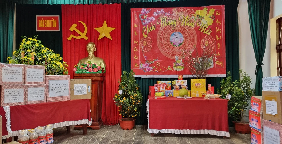 Mâm ngũ quả đón tết Quý Mão tại phòng sinh hoạt chung của đảo Sinh Tồn.