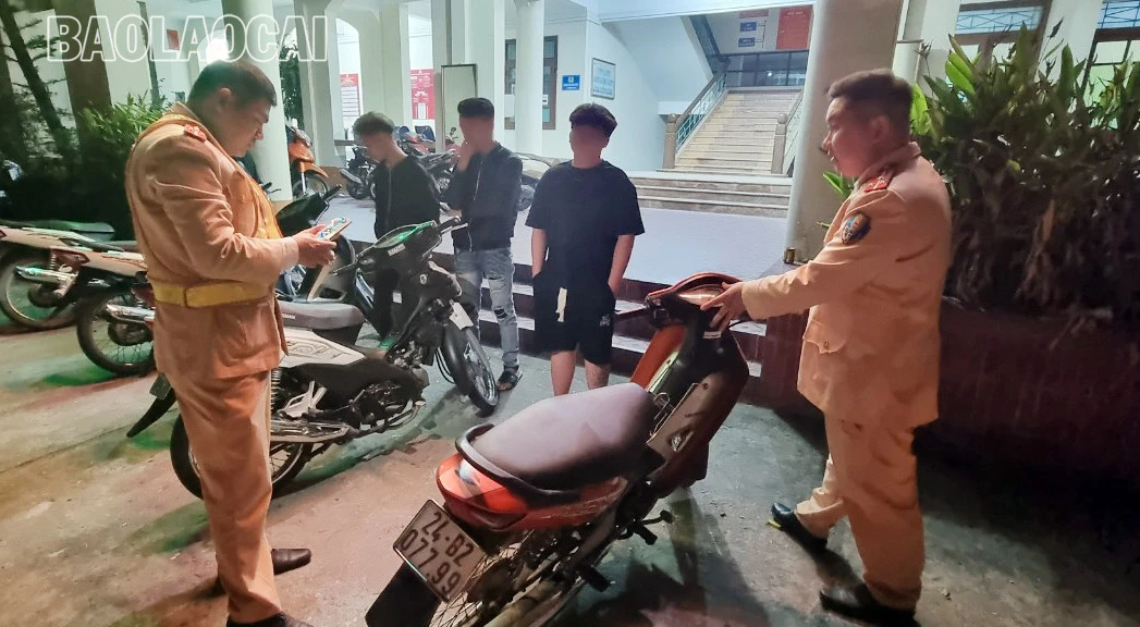 Các thanh - thiếu niên và phương tiện vi phạm được đưa về Công an thành phố để xử lý.