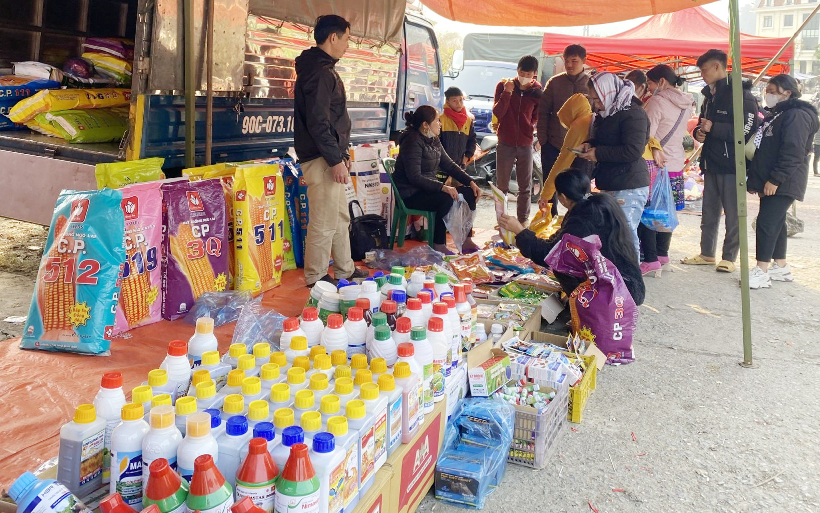 Thuốc BVTV được bày bán tại Mường Khương.