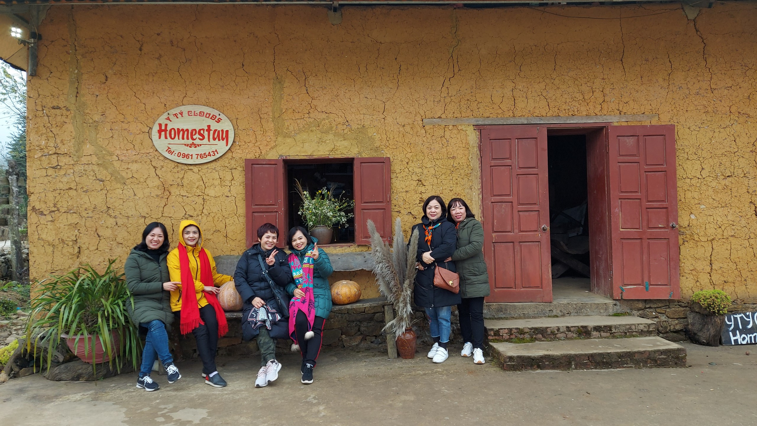 Ngày mùng 7, mùng 8 tháng Giêng Quý Mão 2023, khu vực xã Y Tý khung cảnh mờ ảo bởi sương mù và nhiệt độ giảm thấp chỉ còn 3 - 4 độ C. Trên núi Lảo Thẩn nhiệt độ giảm sâu, xuất hiện băng giá phủ trắng cây cối. Mặc dù trời rét và sương mù nhưng nhiều du khách trong và ngoài tỉnh rất thích thú được trải nghiệm tại Y Tý. Du khách leo núi Lảo Thẩn bất ngờ khi gặp cảnh băng giá trắng xóa ngay những ngày đầu năm mới. Thử cảm giác tay không chạm vào băng ở độ cao 2.800m so với mực nước biển. Bạn trẻ chụp ảnh lưu niệm với băng giá trên núi Lảo Thẩn. Từ ngày mùng 1 tết đến mùng 8 tháng Giêng, xã Y Tý đón khoảng 4.300 lượt khách tham quan, trong đó có khoảng 400 khách leo núi. Các homestay tại Y Tý khởi đầu năm mới với nhiều tín hiệu vui khi lượng khách dần tăng lên. Du khách ăn tối tại homestay Xá Hà Nhì, thôn Lao Chải, xã Y Tý ngày đầu năm mới.