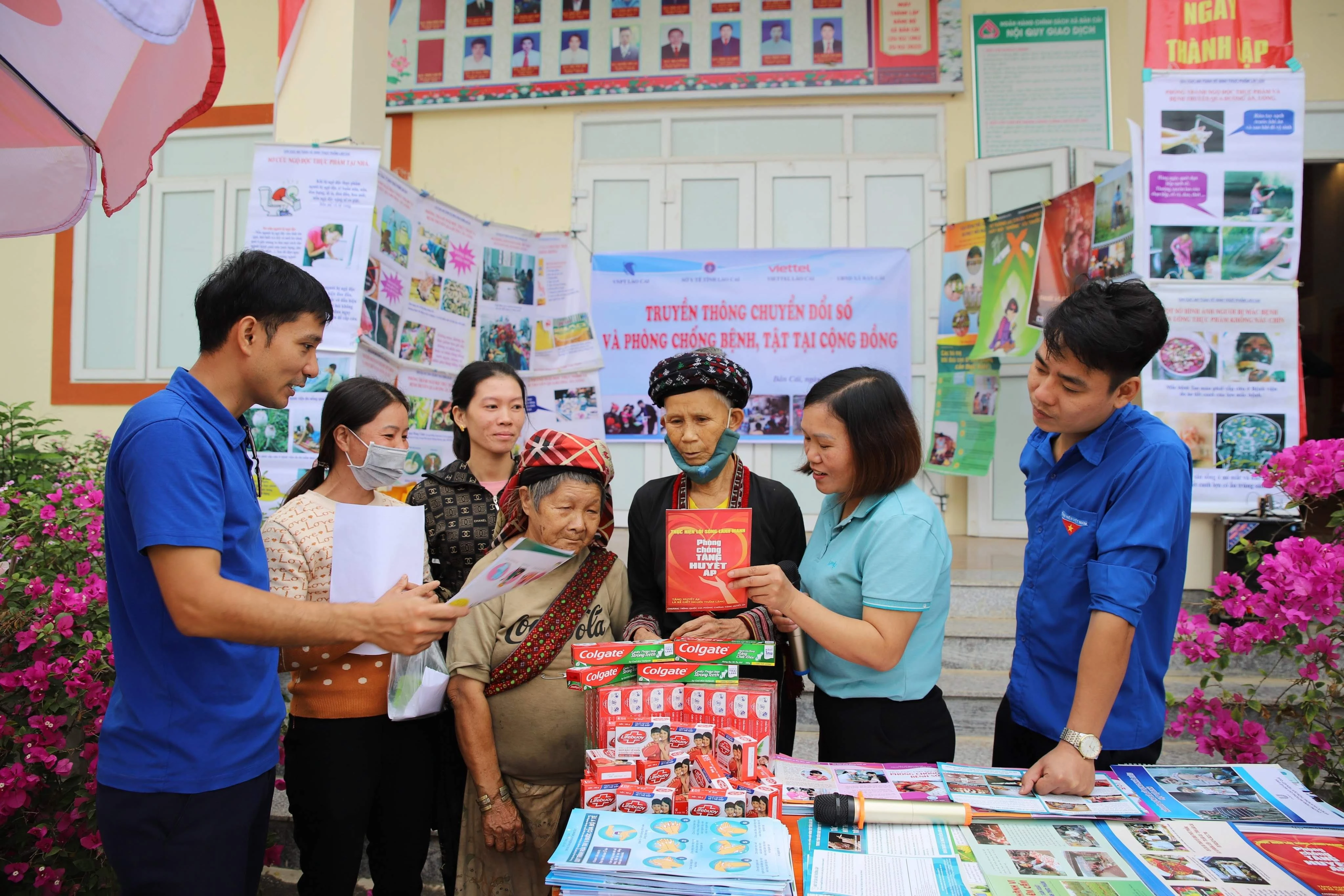Tuyên truyền phòng chống dịch bệnh và chuyển đổi số cho người dân.