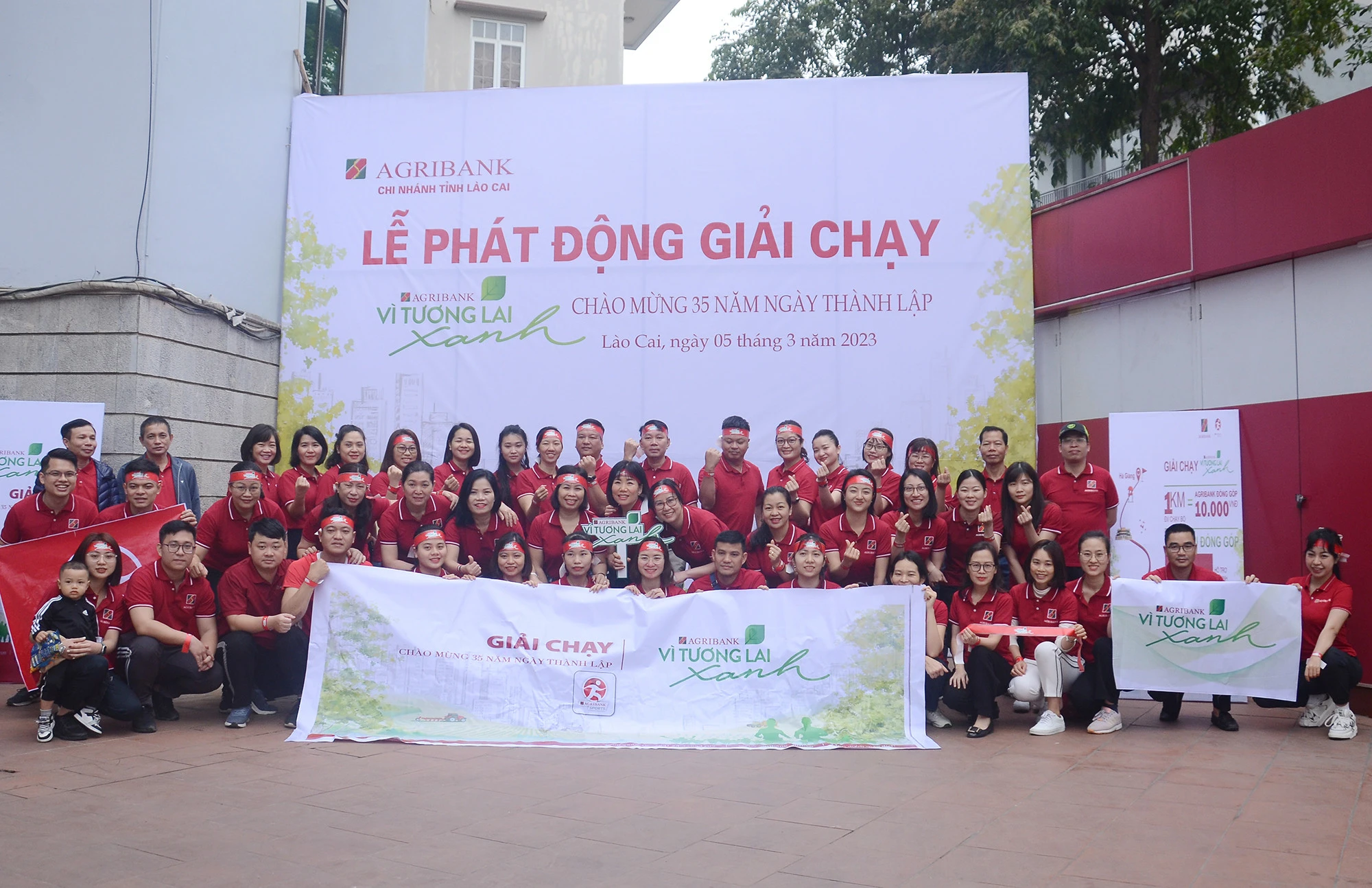 Các vận động viên tham gia giải chạy “Agribank - vì tương lai xanh”. Các vận động viên Agribank Chi nhánh Lào Cai II xuất phát chạy. Vận động viên Agribank Chi nhánh Lào Cai tham gia chạy sau lễ phát động.