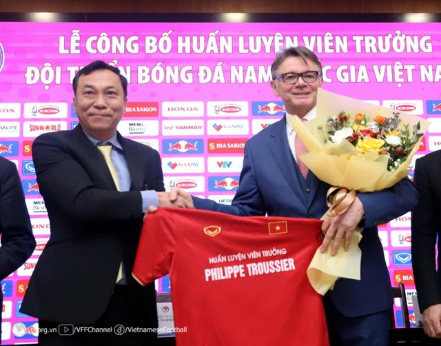 Chủ tịch VFF Trần Quốc Tuấn chức mừng HLV Philippe Troussier.