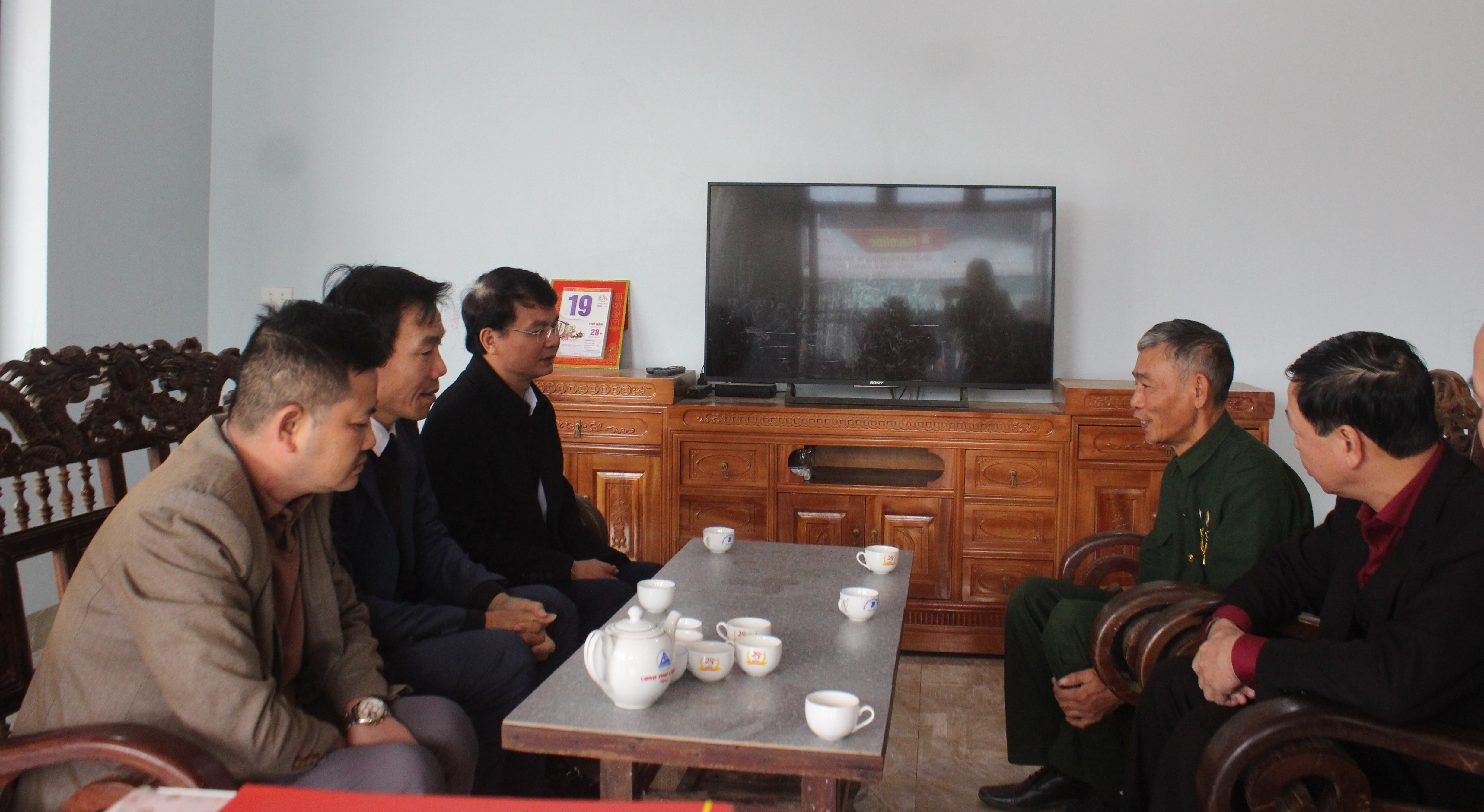 Bí thư Tỉnh ủy Đặng Xuân Phong thăm, tặng quà tết gia đình người có công ảnh 1