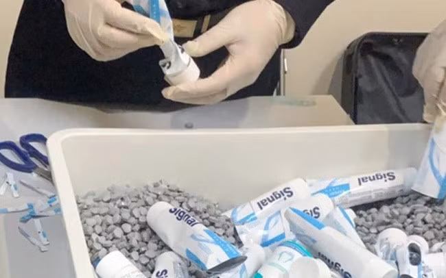 Kiểm đếm lô hàng chất ma túy được giấu trong những tuýp kem đánh răng bị thu giữ từ hành lý của 4 tiếp viên hàng không. Kiểm đếm lô hàng chất ma túy được giấu trong những tuýp kem đánh răng bị thu giữ từ hành lý của 4 tiếp viên hàng không.