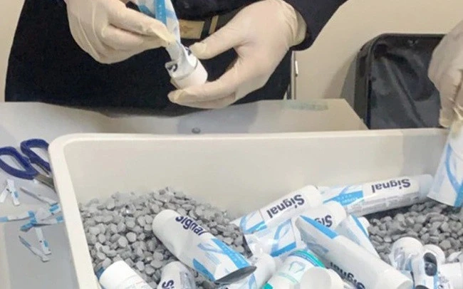 Kiểm đếm lô hàng chất ma túy được giấu trong những tuýp kem đánh răng bị thu giữ từ hành lý của 4 tiếp viên hàng không.